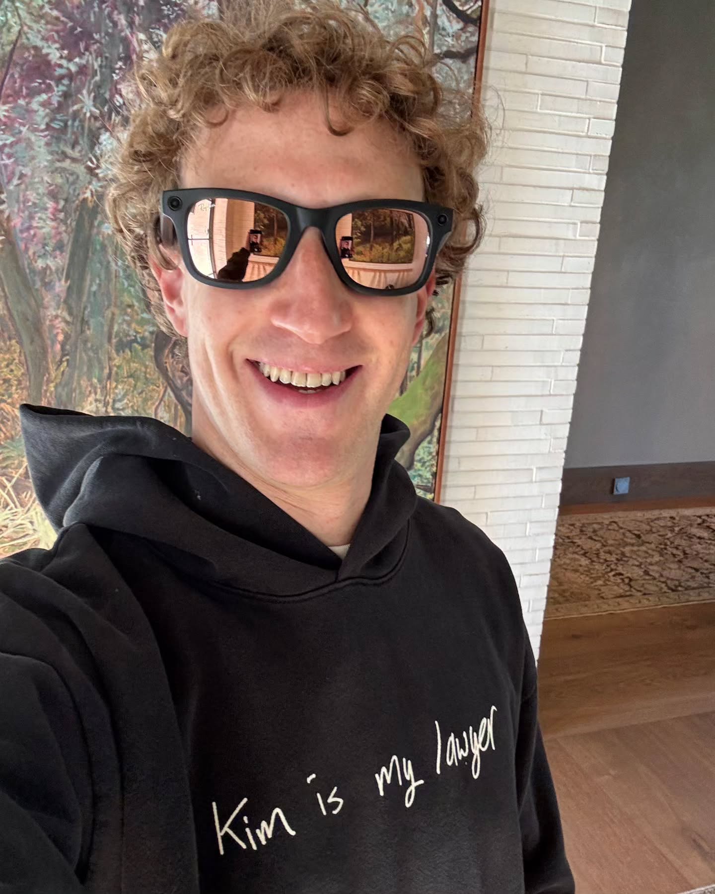 성공적인 '월요병' 극복법은?🥱

주말의 시작은 좋지만 일요일 저녁은 두려운 법. 직장인들을 괴롭히는 '월요병' 현명하게 극복하는 법은?

마크 저커버그는 주말에 최대한 심플하게 사는 방법으로 월요병을 극복한다고. 단순하게 입던 옷만 입고, SNS는 하지 않고, 러닝으로 활력을 얻는다고 합니다. 이것저것 시도하는 주말은 불필요한 결정만 늘린다고 생각하기 때문이라고 하네요. 주말엔 비우는 연습 어떠세요?

아마존의 CEO 제프 베이조스는 아무런 일정 없이 늦잠을 자는 것으로 주말을 즐기고 월요병을 극복한다고 전했는데요. 잠이 부족했다면 주말에 늘어지게 자보는 것도 좋은 방법입니다.

일론 머스크는 주말을 가족과 보내는 시간으로 활용한다는데요. 아침엔 아이들과 놀아주고, 점심엔 독서, 저녁엔 친구들을 만나 하루종일 바쁘게 지낸다고 하네요. 이렇게 바쁘게 지내고 일요일 밤에 숙면하면 월요병이 없지 않을까요? 이미지