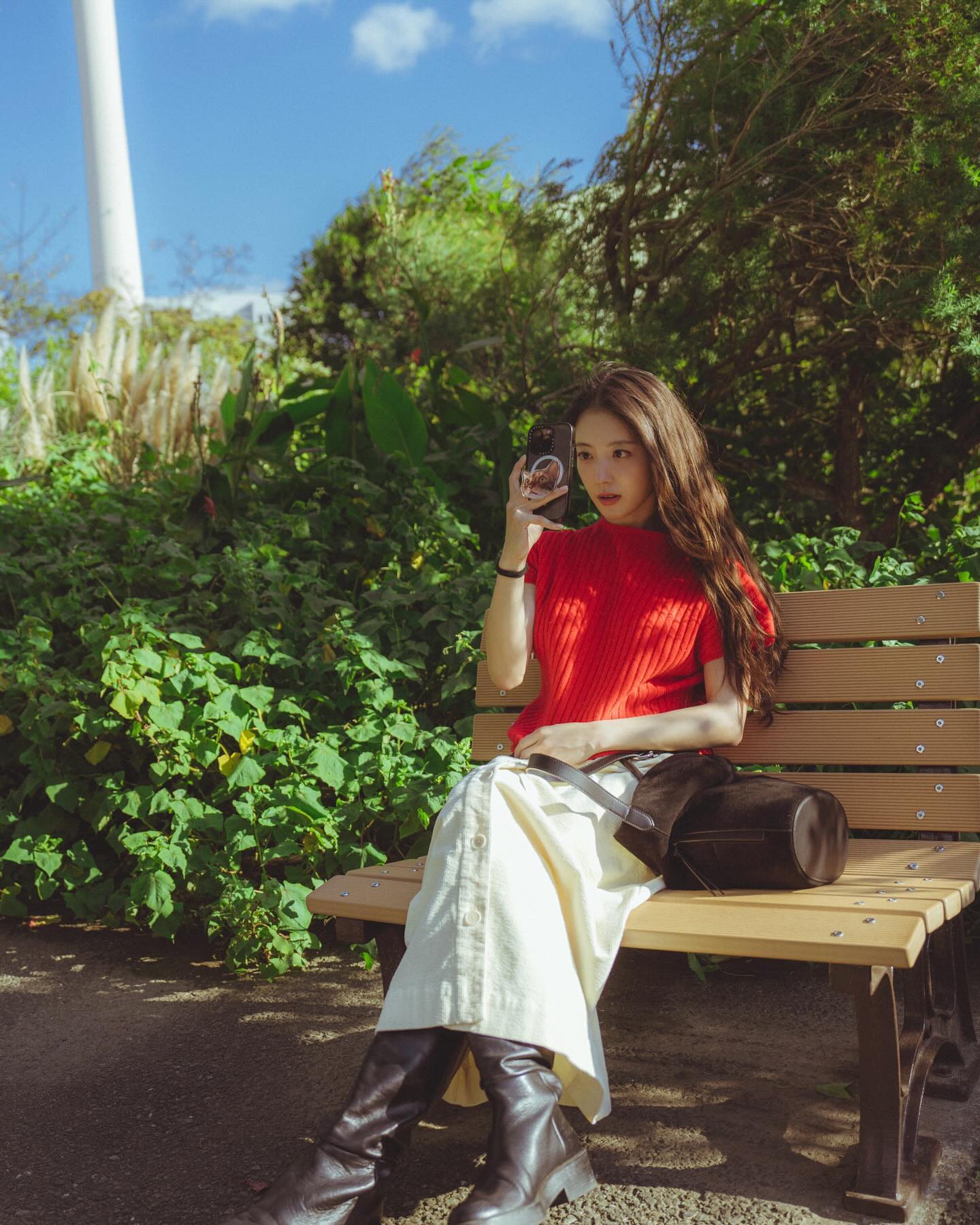 이세영, 드라마 '재혼황후' 주연📸

배우 이세영이 '재혼황후' 주연으로 나설 예정입니다. '재혼황후'는 동명의 로맨스, 판타지 웹소설이 원작이며, 웹툰으로도 연재중인데요.

이세영은 라스타 이스쿠아 캐릭터를 연기할 예정입니다.

한편  황후 나비에 역은 신민아, 옆 나라 황제 하인리 역은 이종석, 소비에슈 역은 주지훈이 제안받았다는 소식이 전해진 바 있습니다. 이미지2