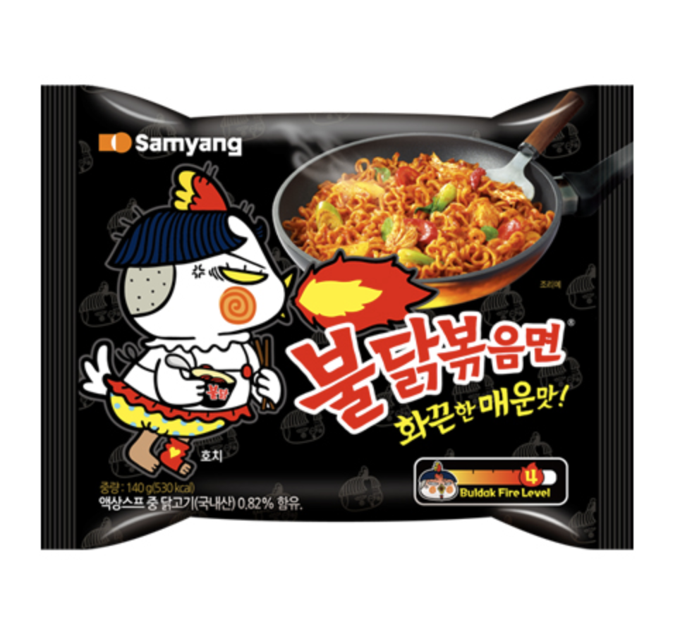 불닭볶음면, 편의점 발주 중단🚨

'없어서 못 파는' 불닭볶음면이 CU와 세븐일레븐, GS25까지 편의점 3사 모두 불닭볶음면 발주를 중단했습니다.

삼양식품 측은 "최근 불닭볶음면에 대한 국내외 수요가 급증한 데다가 지난 설 연휴 기간에 생산공장이 쉬면서 본래 매일 발주를 받던 것을 1주일에 2~3회 수준으로 줄였다"고 전했습니다.

하지만 해외 수요 때문에 국내 물량을 줄인 것은 아니라고 덧붙였는데요. 한편 삼양식품은 현재 원주·익산·밀양 등 3개의 생산공장을 두고 있으며, 오는 5월 미주 시장을 겨냥해 밀양 제2공장을 새롭게 준공할 예정입니다. 이미지