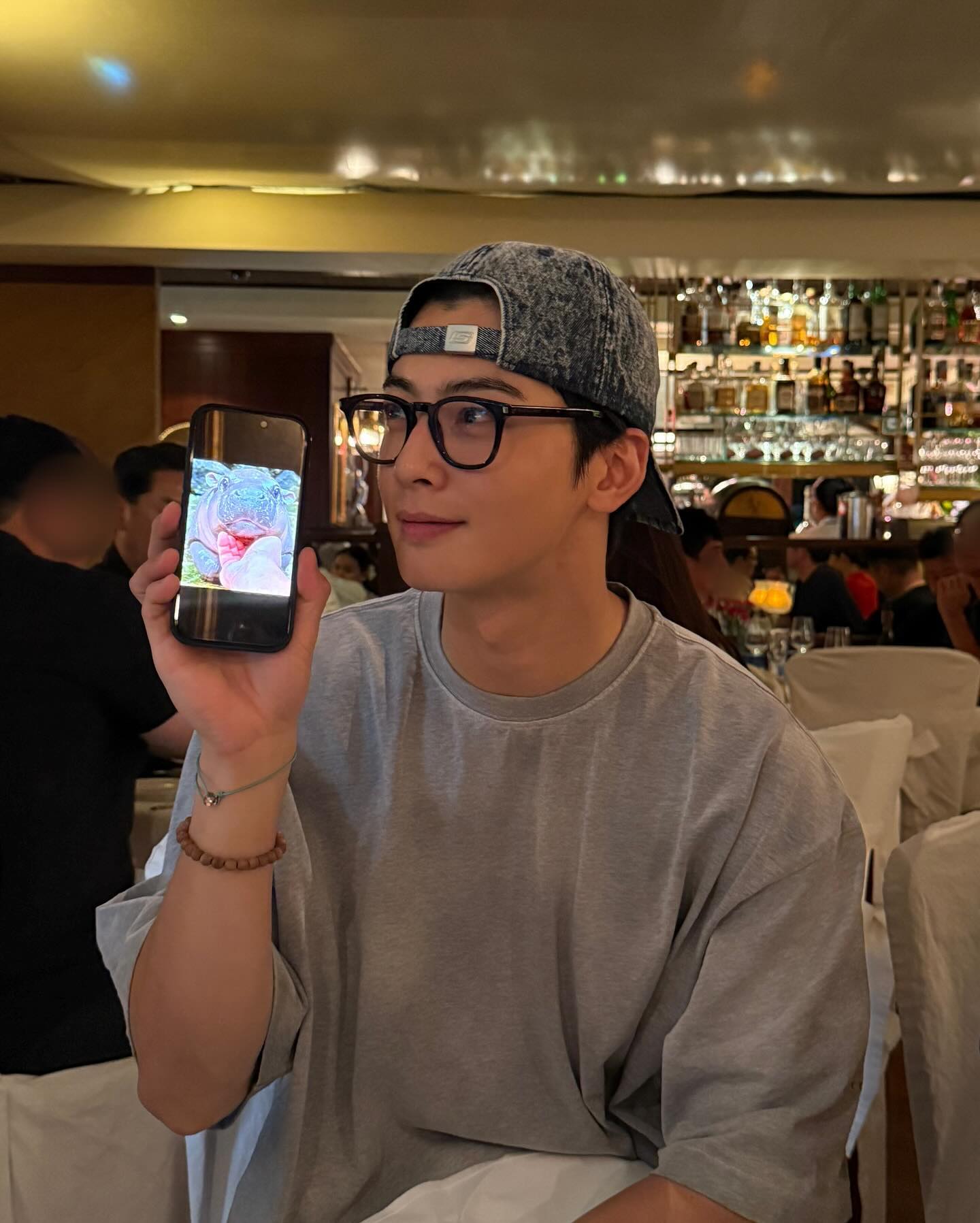 유병재, '차은우 생일 파티' 참가자 모집🎂
유병재가 ‘웃으면 안 되는 차은우 생일파티’ 참가자를 모집합니다. 참가 신청은 오늘부터 23일까지로 가장 재미있는 생일 축하 영상을 이메일로 보내면 됩니다.
생일 파티 날짜는 3월 3일 월요일로, 자세한 내용은 유병재의 인스타그램에서 확인할 수 있는데요.
차은우 얼굴 보고 안 웃기, 가능하신가요? 이미지2