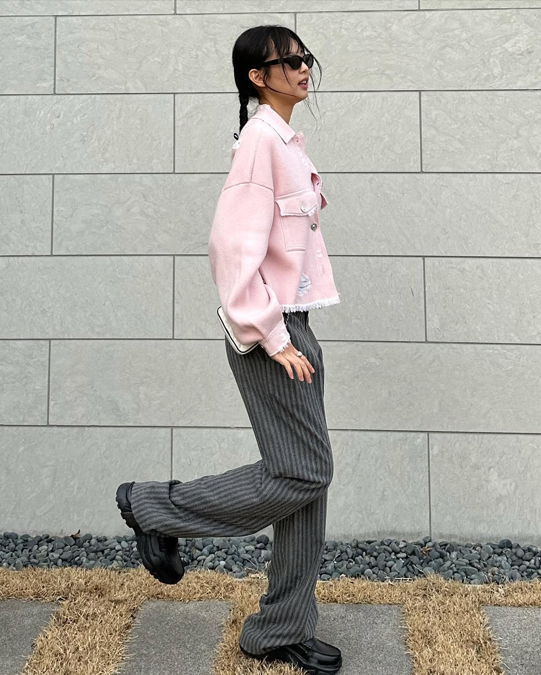 방금 저 여자 옷 입은 거 이쁘다🫣

매일 반복되는 일상처럼 매번 똑같은 무채색 옷이 지겹다면? 눈여겨 보아야 할 색감 조합 3가지가 있어요.

블랙 컬러 착장에 새빨간 컬러를 더한다면? 한결 치명적인 느낌을 줄 수 있습니다.

두 번째는 그레이와 핑크 조합! 그레이 컬러는 어떤 컬러에 매치해도 전체적인 밸런스를 맞춰주는 효과가 있어요. 핑크의 미적 감도를 확 높여주는 역할을 할 거예요.

연청 컬러 데님과 파스텔컬러 상의는 봄을 형상화한 느낌이에요. 훈녀 스멜 물씬 풍기는 조합이랍니다.

1. 블랙&레드
2. 그레이&핑크
3. 스카이 블루&파스텔 이미지