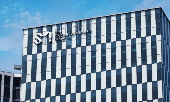 SM 엔터, 배우 매니지먼트 사업 철수
SM 엔터테인먼트가 배우 매니지먼트 사업을 철수, 키이스트를 매각했습니다.
SM은 이를 위해 청담인베스트먼트와 케이엔티인베스트먼트를 우선협상대상자로 선정했다고 17일 공시했으며, 매각주간사는 안진회계법인인데요.
SM은 "(키이스트 최대 주주인) 자회사 에스엠스튜디오스가 우선협상대상자와 주요 계약조건 등에 관한 협상을 진행할 예정"이라고 밝혔습니다.
한편 키이스트에는 강한나, 김서형, 배정남, 채정안, 한선화 등이 소속돼 있습니다. 이미지1