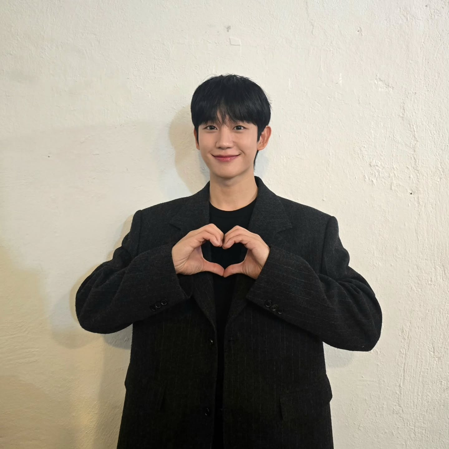 정해인, 앙코르 팬미팅 개최💘
배우 정해인이 앙코르 팬미팅을 개최하고, 3월에 해이니즈를 또 한 번 만납니다.
소속사 FNC 엔터테인먼트는 "정해인이 오는 3월 30일 서울 성북구 고려대학교 화정체육관에서 앙코르 팬미팅을 개최한다"고 전했는데요.
그는 이번 팬미팅을 통해 팬들과 또 한 번 소중한 추억을 쌓을 예정입니다.
정해인 앙코르 팬미팅은 3월 4일 오후 8시 팬클럽 선예매, 7일 오후 8시 일반 예매가 오픈될 예정입니다. 이미지2