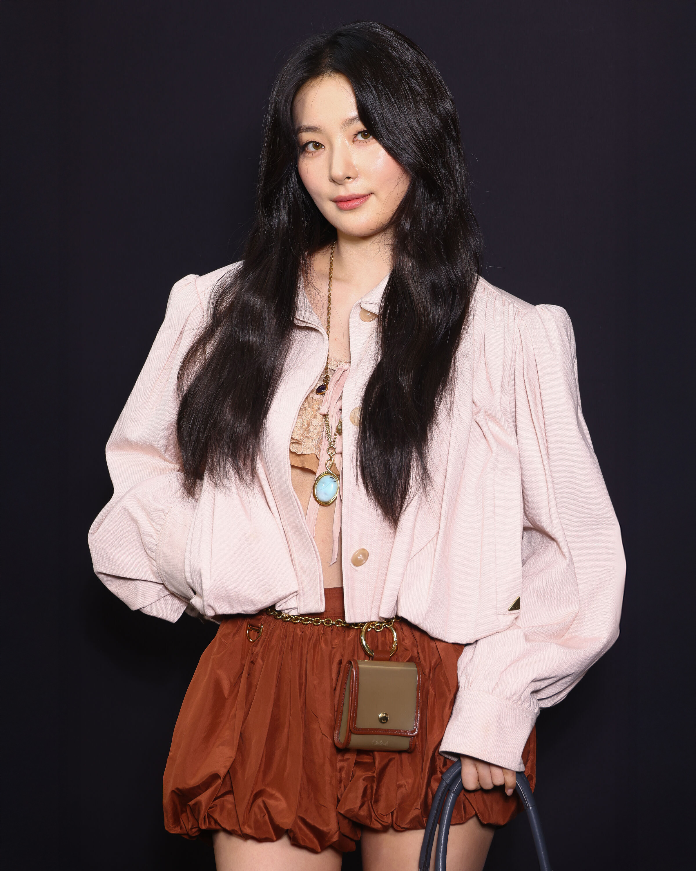 끌로에의 보헤미안 무드🤎

이번 끌로에 2025 FW 컬렉션은 한마디로 보헤미안 감성이 가득한 빈티지 로맨티시즘 그 자체였습니다. 1970년대의 자유로운 감성과 2000년대 ‘끌로에 걸’의 우아함이 공존하는 룩들이 런웨이를 채웠는데요. 풍성한 셔링 디테일, 빈티지한 레이스, 흐르는 듯한 실루엣 등이 특징적으로 등장하며, 클래식하면서도 한층 더 감각적인 스타일로 재해석되었습니다.

특히 이번 컬렉션에서 포착된 슬기의 룩은 보헤미안 무드를 완벽하게 구현한 대표적인 스타일이었어요. 볼륨감 있는 셔링 블라우스와 러플 디테일이 돋보이는 브라렛, 그리고 버블 헴라인의 쇼츠까지—여유롭고 감각적인 실루엣이 조화를 이루며 보헤미안 감성을 한층 극대화했죠. 여기에 길게 늘어뜨린 골드 체인 네크리스와 작은 미니 백을 벨트처럼 활용해 감각적인 스타일링을 완성했습니다.

올 시즌 끌로에는 기존의 페미닌한 무드에 더해 빈티지한 요소와 강렬한 개성을 가미한 것이 특징이었습니다. 레이어드된 맥시 드레스, 풍성한 퍼 코트, 골드 주얼리와 가죽 벨트 등이 조화를 이루며, 그야말로 한 시대를 초월한 듯한 스타일을 선보였죠. 1980년대 칼 라거펠트가 끌로에에서 보여줬던 유려한 실루엣도 곳곳에서 찾아볼 수 있었어요.

최근 패션계에서는 보헤미안 룩이 트렌드로 다시 부상하고 있는데요. 단순히 자유로운 스타일을 넘어서, 개성과 감성을 강조하는 스타일링이 주목받고 있습니다. 특히 끌로에는 이번 컬렉션을 통해 과거의 유산을 현대적으로 재해석하며 전형적인 보헤미안 스타일을 우아하고 세련되게 풀어냈다는 점에서 의미가 크다고 볼 수 있습니다.

이번 컬렉션을 보면, 올가을에는 셔링 디테일, 풍성한 실루엣, 빈티지한 액세서리 스타일링이 더욱 주목받을 것으로 보이는데요. 클래식하면서도 감각적인 보헤미안 룩을 완성하고 싶다면, 이번 끌로에 컬렉션을 참고해보는 것도 좋겠죠? 🌿✨ 이미지2