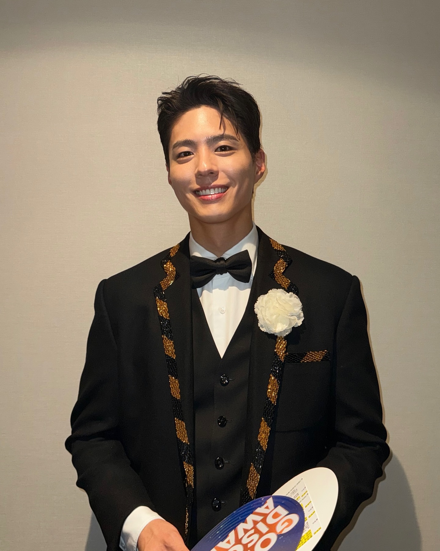 박보검, '더 시즌즈' 새 MC 확정🎤

배우 박보검이 이영지의 바통을 이어받아 KBS '더 시즌즈'의 새 MC로 확정되었습니다. 프로그램 제목 및 녹화와 방송 일정은 아직 정해지지 않았는데요.

지난해 9월부터는 가수 이영지가 진행을 맡은 '이영지의 레인보우'가 방송 중이며, 박보검은 이영지의 후임 MC로 무대에 설 예정입니다. 특히 역대 MC 중 유일하게 배우라는 점에서 벌써부터 큰 관심을 끌고 있습니다.
 이미지