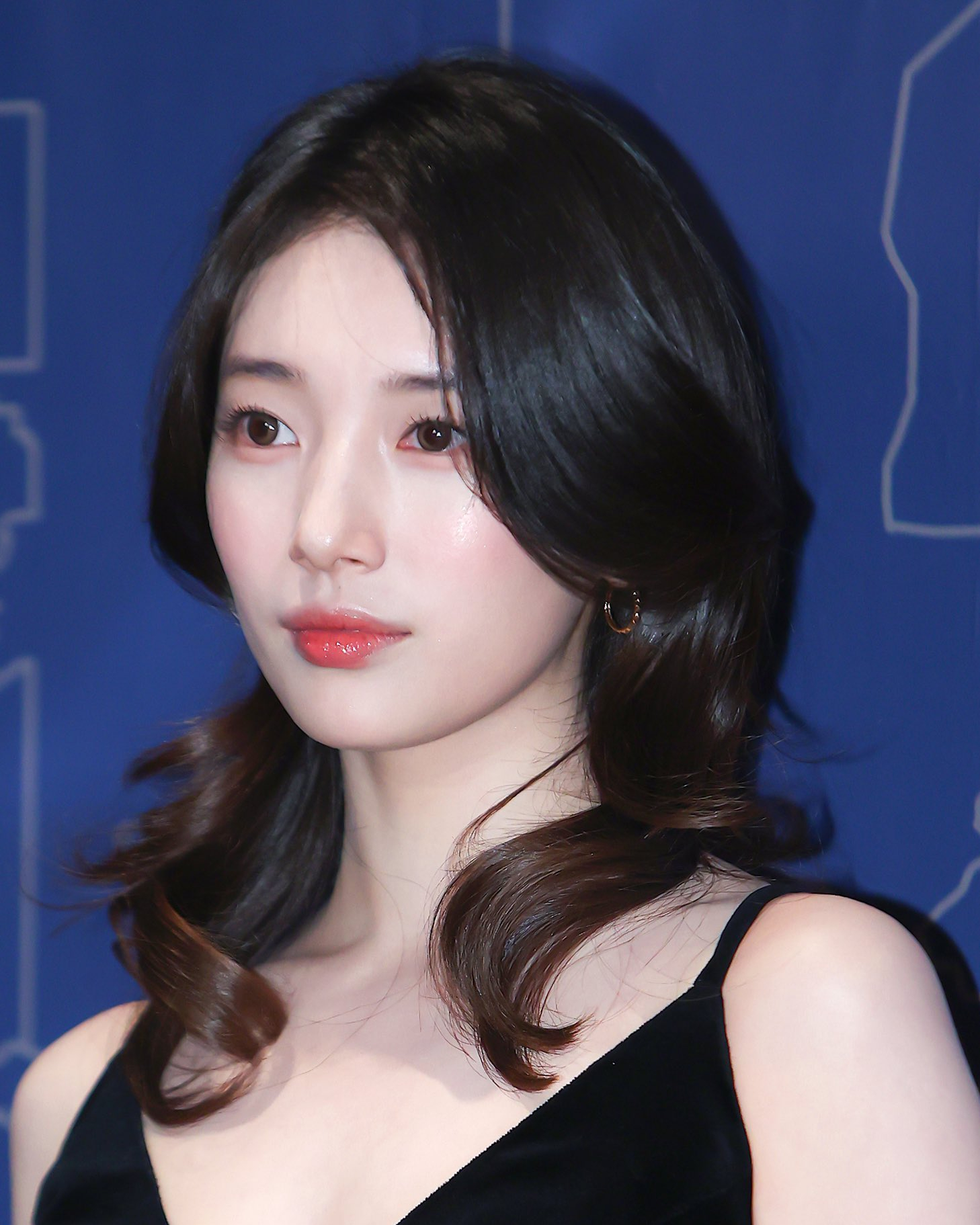 90년대 멜로 여주미 있으시다🖤
중단발 스타일링으로 더 고급스러운 @수지✨ 이미지