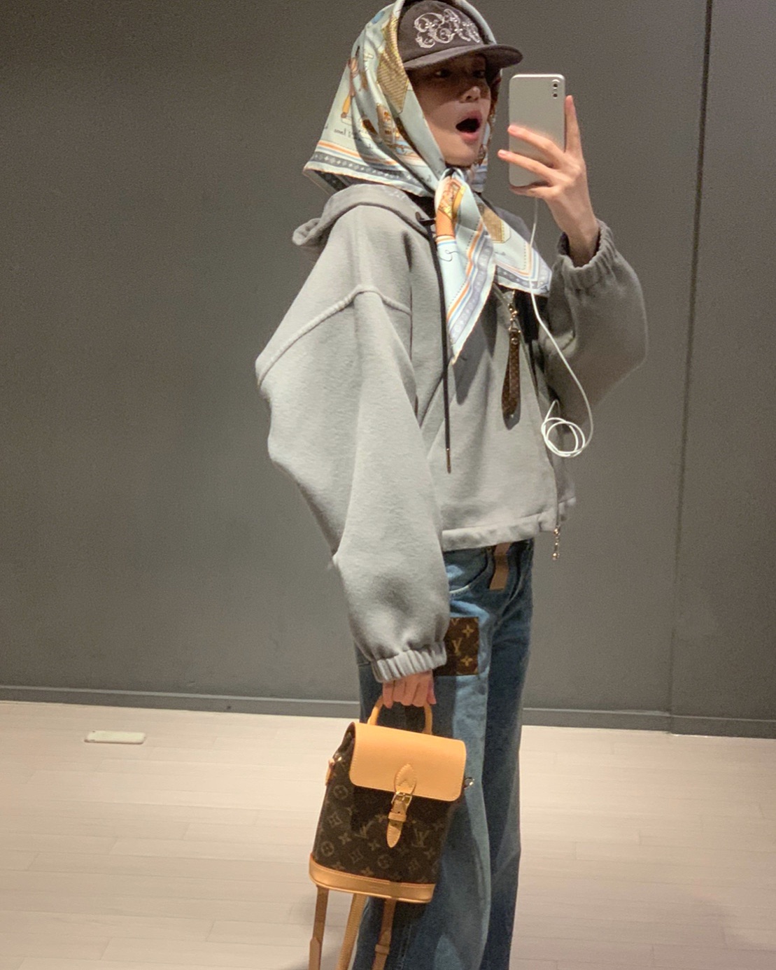 귀염뽀짝한 루이 비통 백팩❤️

루이 비통이 소호 모노그램 백팩을 한국에서 단독으로 프리런칭합니다. 가방 중 가장 실용적인 디자인은 아무래도 백팩이죠. 스카프를 묶어 연출해도 좋아요. 신시아, 필릭스, 최윤지의 착용컷을 참고해보세요.

- 루이 비통 소호 미니 모노그램 ₩3,480,000원
- 루이 비통 소호 MM 모노그램 ₩3,790,000원 이미지5