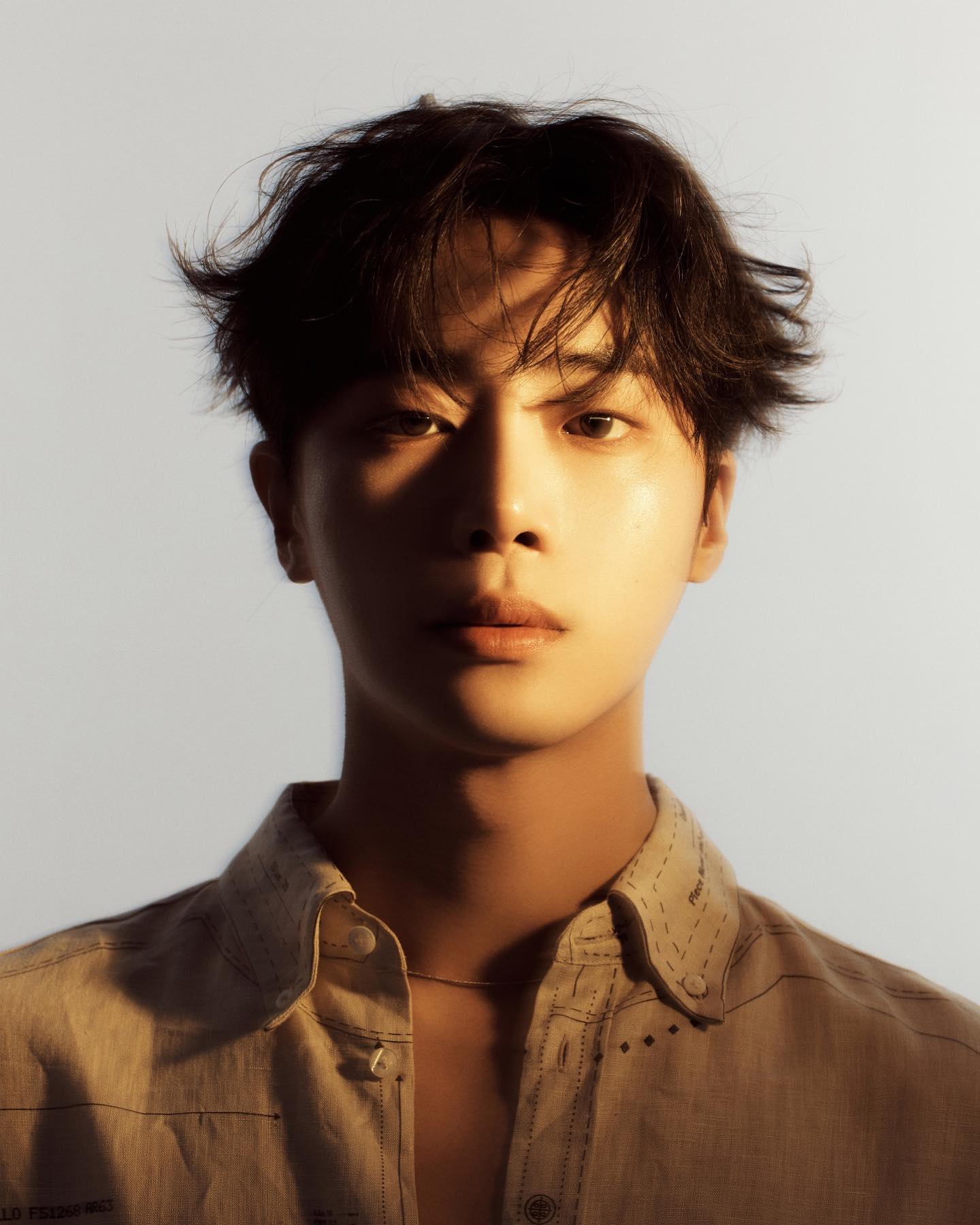 추영우, 2월 드라마 배우 브랜드 평판 1위

넷플릭스 '중증외상센터'는 물론 JTBC '옥씨부인전'을 통해 큰 인기를 얻고 있는 배우 추영우가 2월 드라마 배우 브랜드 평판 1위에 올랐습니다.

한국기업평판연구소는 2025년 1월 13일부터 2025년 2월 13일까지 방영한 드라마에 출연중인 배우 50명의 브랜드 빅데이터 120,769,079개를 소비자들의 브랜드 참여량, 미디어량, 소통량, 커뮤니티량으로 측정하여 브랜드평판 알고리즘으로 지수화했는데요.

최근 큰 인기를 얻어 화제가 된 것이 추영우가 1위에 오를 수 있는 원동력으로 분석됩니다.

한편 2월 드라마 배우 브랜드 평판 2위로는 이준혁, 3위에는 차주영이 이름을 올렸습니다. 이미지