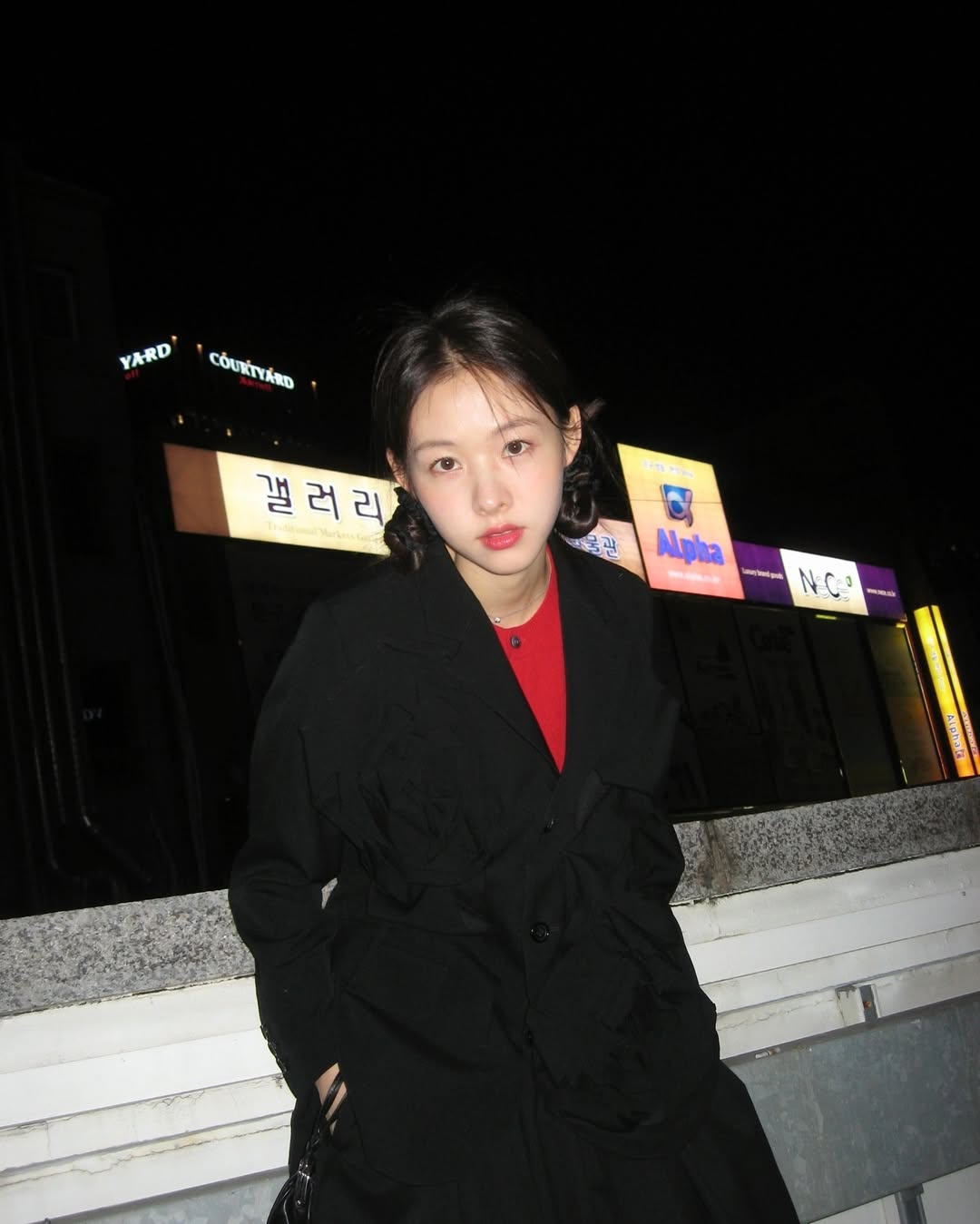 방금 저 여자 옷 입은 거 이쁘다🫣

매일 반복되는 일상처럼 매번 똑같은 무채색 옷이 지겹다면? 눈여겨 보아야 할 색감 조합 3가지가 있어요.

블랙 컬러 착장에 새빨간 컬러를 더한다면? 한결 치명적인 느낌을 줄 수 있습니다.

두 번째는 그레이와 핑크 조합! 그레이 컬러는 어떤 컬러에 매치해도 전체적인 밸런스를 맞춰주는 효과가 있어요. 핑크의 미적 감도를 확 높여주는 역할을 할 거예요.

연청 컬러 데님과 파스텔컬러 상의는 봄을 형상화한 느낌이에요. 훈녀 스멜 물씬 풍기는 조합이랍니다.

1. 블랙&레드
2. 그레이&핑크
3. 스카이 블루&파스텔 이미지