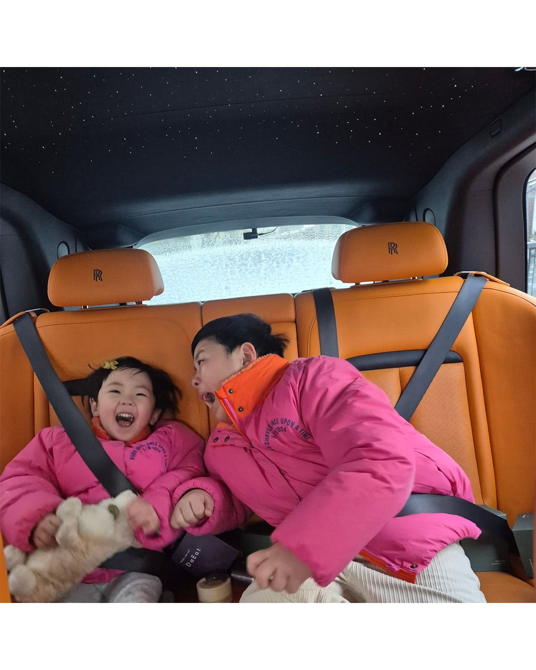 황정음의 롤스로이스 플렉스🚗✨

배우 황정음이 최근 자신의 슈퍼카를 공개하며 화제를 모았습니다. 그녀가 선택한 차는 바로 롤스로이스 컬리넌, 약 5억 원대에 달하는 초고가 럭셔리 SUV인데요. 이혼 후 자신을 위해 선물한 차라고 밝혀 더욱 이목을 끌었습니다.

황정음은 방송에서 "처음 이혼을 결심했을 때 나에게 주는 선물로 샀다"며 "비싸긴 하지만 후회한 적 없다"고 말했는데요. 이어 "나는 지금 가진 돈보다 앞으로 벌 돈을 미리 쓰는 스타일"이라며 특유의 긍정적인 에너지를 전하기도 했습니다. 초고가 슈퍼카지만 "아이들과 함께 타기에도 좋은 차"라며 실용적인 측면도 강조했죠.

그렇다면 황정음이 선택한 롤스로이스 컬리넌은 어떤 차일까요? 롤스로이스 최초의 SUV 모델로, 부드러운 주행감과 강력한 성능을 동시에 갖춘 차량입니다. 6.75리터 V12 엔진과 563마력 출력, 그리고 정지 상태에서 시속 100km까지 단 5.1초 만에 도달하는 놀라운 가속력을 자랑하죠. 여기에 롤스로이스 특유의 최고급 소재와 정교한 마감이 더해져 더욱 특별한 차량이 탄생했습니다.

또한 컬리넌의 대표적인 특징 중 하나는 스타라이트 헤드라이너입니다. 차량 천장에서 별빛이 반짝이는 듯한 효과를 연출하는 옵션으로, 롤스로이스만의 감성과 럭셔리함을 극대화하는 디테일이죠. 넓고 편안한 실내 공간 역시 컬리넌의 강점으로, 황정음이 아이들과 함께 타기에도 좋다고 언급한 이유이기도 합니다.

화려한 차만큼이나 당당한 태도가 돋보이는 황정음. "비싸긴 하지만 후회한 적 없다"는 그녀의 말처럼, 이번 선택 역시 그녀만의 멋진 라이프스타일을 보여주는 한 장면이 아닐까요?👏👏
 이미지6