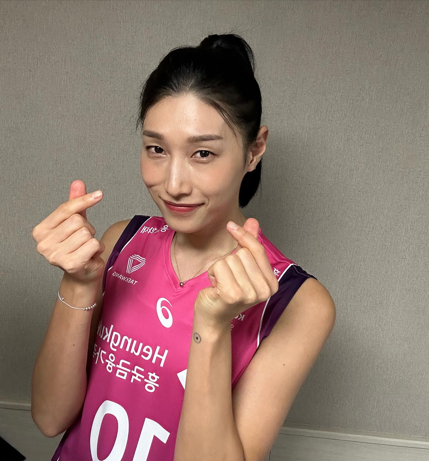 김연경, 공식 은퇴 선언 "제2의 인생 살겠다"

'배구 여제' 김연경이 공식 은퇴를 선언했습니다. 

김연경은 어제(13일) 인천 삼산월드체육관에서 열린 2024-2025 V리그 여자부 홈경기에서 3-1 역전승으로 8연승을 견인한 뒤 경기 후 진행된 수훈 선수 인터뷰에서 "올 시즌을 끝으로 은퇴하겠다. 시즌 끝나고 성적이랑 관계없이 은퇴를 생각하고 있다"고 전했는데요.

김연경은 소속 구단과도 이번 시즌 종료 후 은퇴하겠다고 조율을 마친 상태로 알려졌습니다.

그는 은퇴를 결심하게 된 계기에 대해선 "조금씩 생각을 하고 있었다. 오랫동안 배구를 해왔고, 많이 고민했었다. 주변 얘기도 있었고. 제가 생각했을 때는 지금이 좋은 시기라는 생각이 들었다. 아쉽다면 아쉬울 수 있지만 언제 은퇴해도 아쉬울 거라 생각한다. 올 시즌 잘 마무리하고 제2의 인생을 살기 위해서 그런 선택을 내렸다"고 허심탄회하게 속내를 밝혔습니다. 이미지