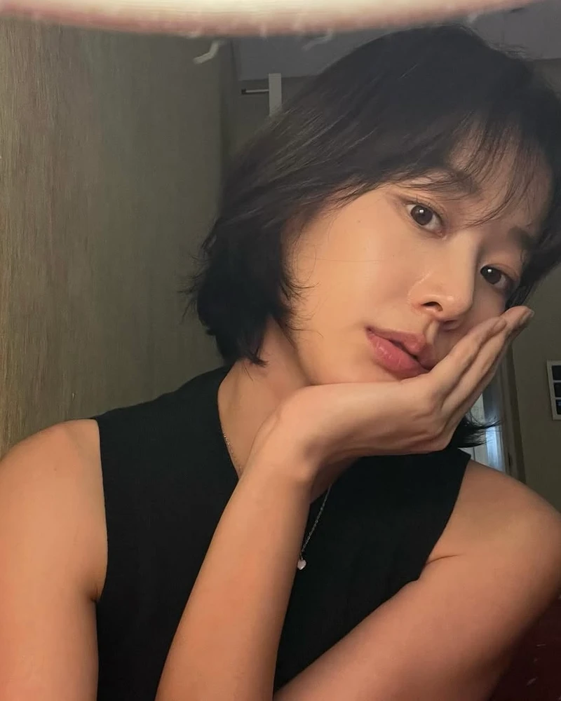 선배미 넘치는 얼굴상🧢
잘생긴 여배우는 특유의 중성적인 분위기가 매력적이에요. 다양한 배역을 소화할 수 있다는 것도 큰 장점이죠. 대학 시절 인기 많던 중성적인 선배가 떠오르는 얼굴 상을 가지고 있는 여배우들을 소개해 드릴게요🩶
1. 이연
2. 이주명
3. 이주영 이미지5