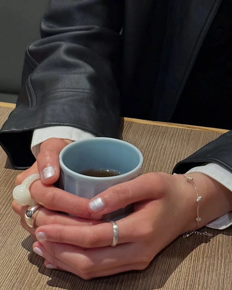 봄맞이 네일 디자인 추천 4🩶💅
흔하지 않은 네일 디자인을 찾고 있다면? 여기서 참고해봐✨
1. 실버 네일
2. 드로잉 네일
3. 프렌치 네일
4. 알록달록 네일 이미지2