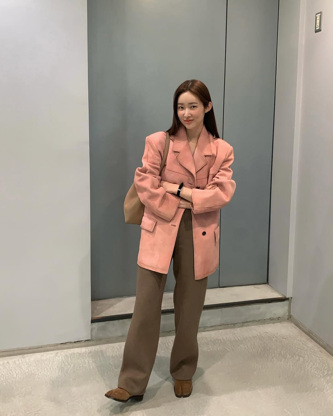 애매한 날씨에 제격인 아우터 3

애매한 날씨에 은근 고르기 힘든 아우터. 오히려 다채로운 아우터 옵션으로 멋부릴 수 있는 기회입니다. 다만 기장은 중간 길이가 봄에는 가장 적당해요. 

코튼부터 가죽까지 다채로운 옵션으로 다양한 무드를 연출할 수 있죠.

겨울에는 절대 못 입는 워크자켓! 특유의 중성적이고 캐주얼한 느낌 덕분에 봄에 자주 활용되는 아이템이죠. 원피스에 걸치면 여성적인 느낌을 중화하고 스타일리시한 느낌을 더할 수 있습니다.

스웨이드 자켓은 부드러운 소재 덕분에 온화한 느낌을 줘요. 물론 올블랙 룩에 걸친다면 시크한 무드를 연출할 수 있을 거예요.

하나쯤 가지고 있는 가죽자켓. 전체적인 스타일에 무게를 주는 아이템이라 계속 손이 갈 거예요. 어떤 착장에도 무리 없이 착붙이 되는 휘뚜루마뚜루 아이템이죠.  이미지4