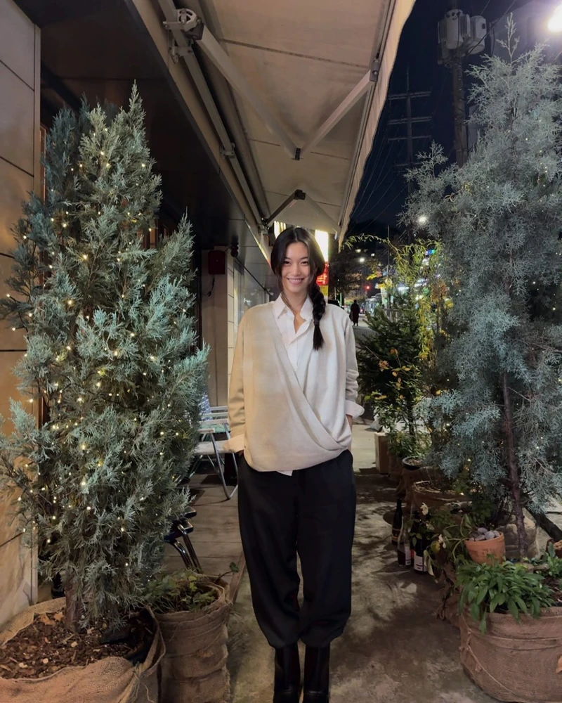 제일 어려운 추구미: 내추럴미🌿
미니멀리즘이 대세인 요즘, 메이크업도 미니멀한 트렌드가 찾아왔습니다. 화장기 없는 맑은 얼굴 + 힙한 룩을 연출하는 내추럴힙 무드가 요즘 가장 따라하고 싶은 스타일인데요. 쉬운 것 같으면서도 가장 어려운 내추럴 + 힙 바이브는 이 셀럽들을 보고 참고해보세요!🤍
1. 제니
2. 리아
3. 이주명
4. 카리나
5. 김도연 이미지5