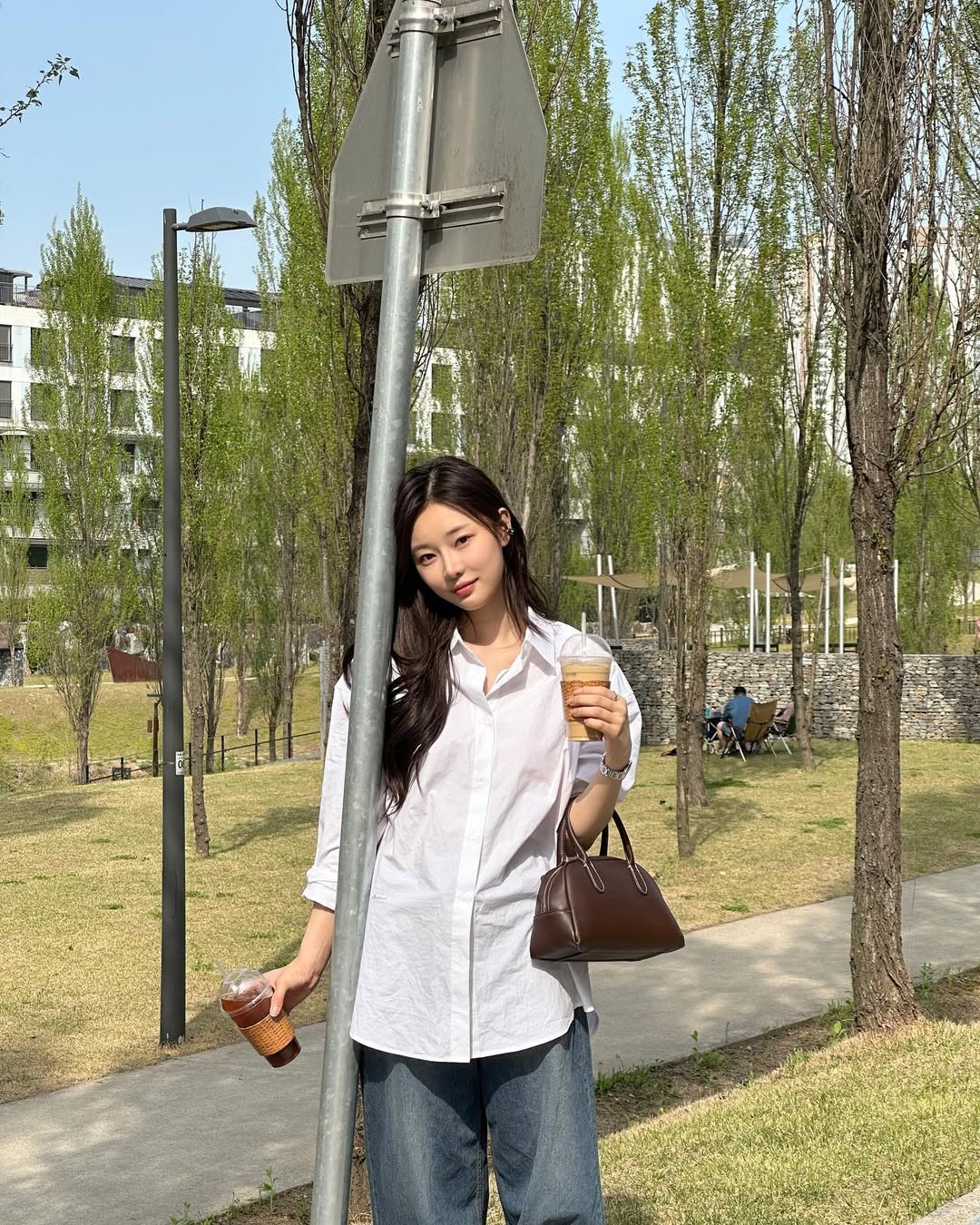 나들이 갈 때는 화이트 셔츠🤍
여유로운 핏으로 골라 활동성도 좋게! @소풍가자 이미지3