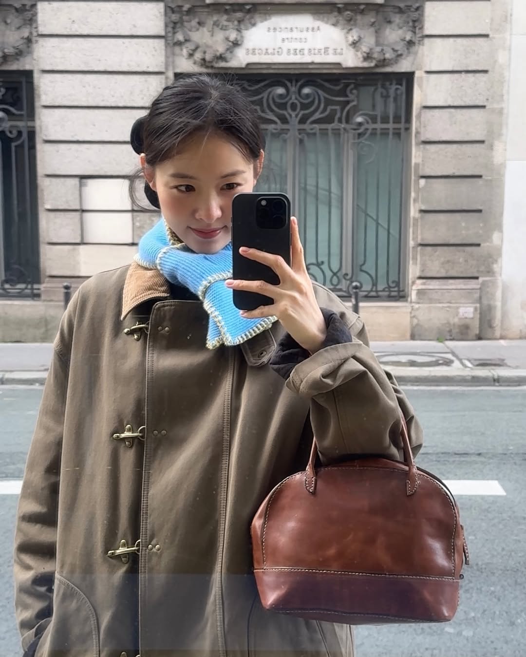 애매한 날씨에 제격인 아우터 3

애매한 날씨에 은근 고르기 힘든 아우터. 오히려 다채로운 아우터 옵션으로 멋부릴 수 있는 기회입니다. 다만 기장은 중간 길이가 봄에는 가장 적당해요. 

코튼부터 가죽까지 다채로운 옵션으로 다양한 무드를 연출할 수 있죠.

겨울에는 절대 못 입는 워크자켓! 특유의 중성적이고 캐주얼한 느낌 덕분에 봄에 자주 활용되는 아이템이죠. 원피스에 걸치면 여성적인 느낌을 중화하고 스타일리시한 느낌을 더할 수 있습니다.

스웨이드 자켓은 부드러운 소재 덕분에 온화한 느낌을 줘요. 물론 올블랙 룩에 걸친다면 시크한 무드를 연출할 수 있을 거예요.

하나쯤 가지고 있는 가죽자켓. 전체적인 스타일에 무게를 주는 아이템이라 계속 손이 갈 거예요. 어떤 착장에도 무리 없이 착붙이 되는 휘뚜루마뚜루 아이템이죠.  이미지
