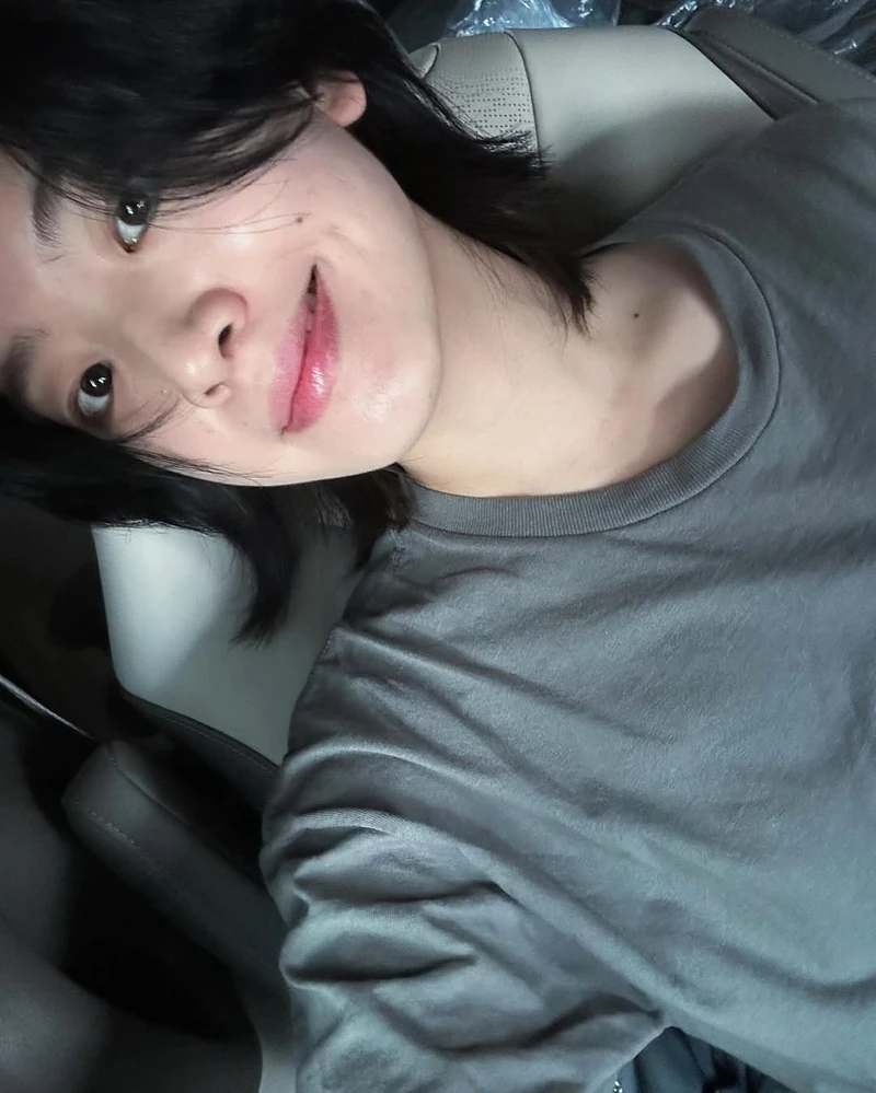 선배미 넘치는 얼굴상🧢
잘생긴 여배우는 특유의 중성적인 분위기가 매력적이에요. 다양한 배역을 소화할 수 있다는 것도 큰 장점이죠. 대학 시절 인기 많던 중성적인 선배가 떠오르는 얼굴 상을 가지고 있는 여배우들을 소개해 드릴게요🩶
1. 이연
2. 이주명
3. 이주영 이미지7