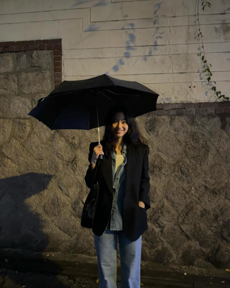 제일 어려운 추구미: 내추럴미🌿
미니멀리즘이 대세인 요즘, 메이크업도 미니멀한 트렌드가 찾아왔습니다. 화장기 없는 맑은 얼굴 + 힙한 룩을 연출하는 내추럴힙 무드가 요즘 가장 따라하고 싶은 스타일인데요. 쉬운 것 같으면서도 가장 어려운 내추럴 + 힙 바이브는 이 셀럽들을 보고 참고해보세요!🤍
1. 제니
2. 리아
3. 이주명
4. 카리나
5. 김도연 이미지10