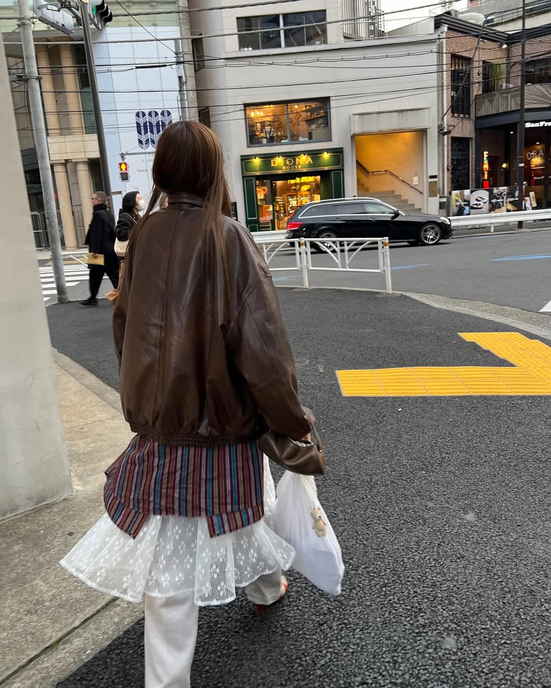 애매한 날씨에 제격인 아우터 3

애매한 날씨에 은근 고르기 힘든 아우터. 오히려 다채로운 아우터 옵션으로 멋부릴 수 있는 기회입니다. 다만 기장은 중간 길이가 봄에는 가장 적당해요. 

코튼부터 가죽까지 다채로운 옵션으로 다양한 무드를 연출할 수 있죠.

겨울에는 절대 못 입는 워크자켓! 특유의 중성적이고 캐주얼한 느낌 덕분에 봄에 자주 활용되는 아이템이죠. 원피스에 걸치면 여성적인 느낌을 중화하고 스타일리시한 느낌을 더할 수 있습니다.

스웨이드 자켓은 부드러운 소재 덕분에 온화한 느낌을 줘요. 물론 올블랙 룩에 걸친다면 시크한 무드를 연출할 수 있을 거예요.

하나쯤 가지고 있는 가죽자켓. 전체적인 스타일에 무게를 주는 아이템이라 계속 손이 갈 거예요. 어떤 착장에도 무리 없이 착붙이 되는 휘뚜루마뚜루 아이템이죠.  이미지8