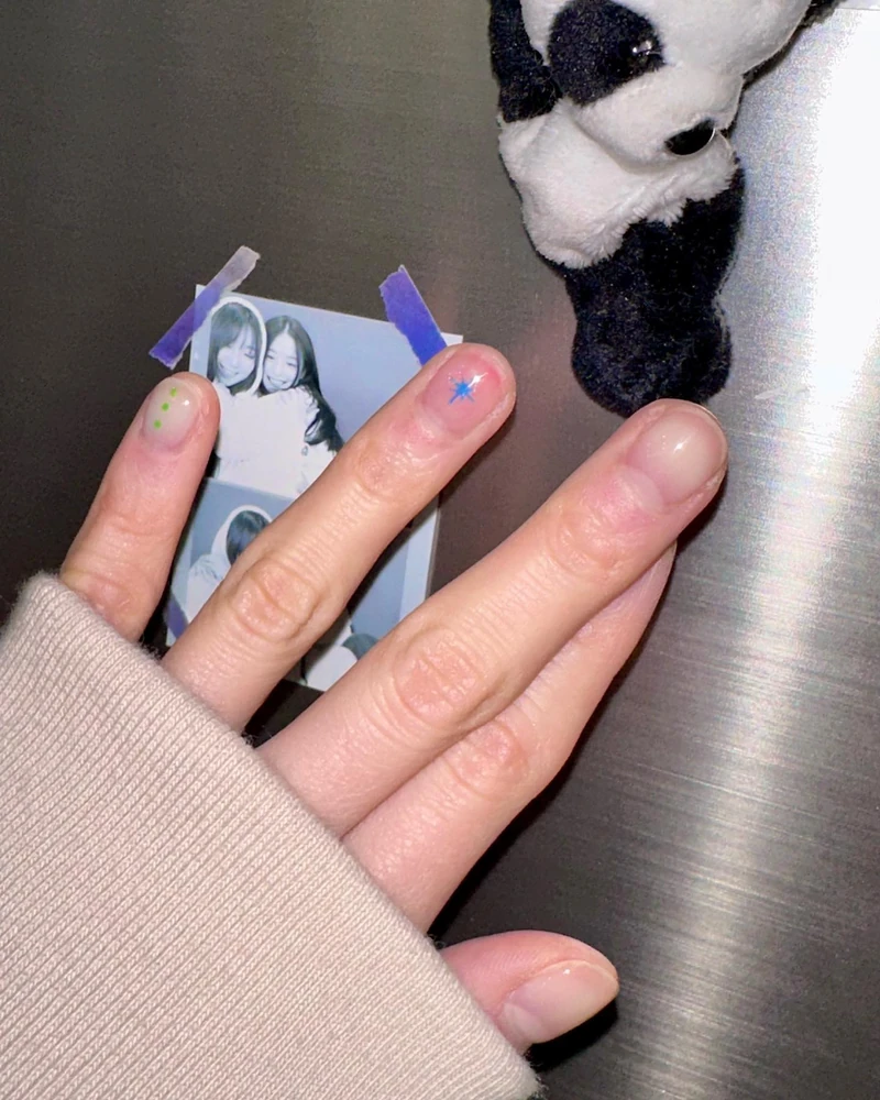 봄맞이 네일 디자인 추천 4🩶💅
흔하지 않은 네일 디자인을 찾고 있다면? 여기서 참고해봐✨
1. 실버 네일
2. 드로잉 네일
3. 프렌치 네일
4. 알록달록 네일 이미지5