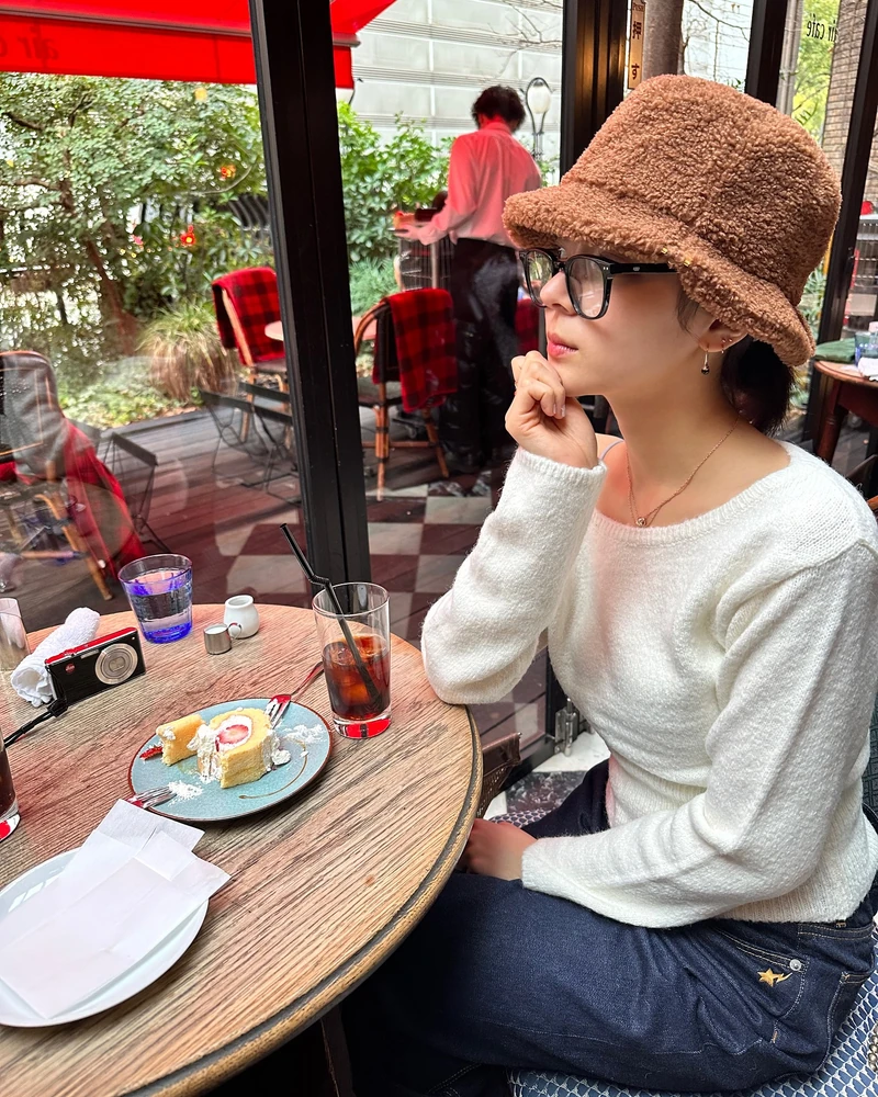 제일 어려운 추구미: 내추럴미🌿
미니멀리즘이 대세인 요즘, 메이크업도 미니멀한 트렌드가 찾아왔습니다. 화장기 없는 맑은 얼굴 + 힙한 룩을 연출하는 내추럴힙 무드가 요즘 가장 따라하고 싶은 스타일인데요. 쉬운 것 같으면서도 가장 어려운 내추럴 + 힙 바이브는 이 셀럽들을 보고 참고해보세요!🤍
1. 제니
2. 리아
3. 이주명
4. 카리나
5. 김도연 이미지2
