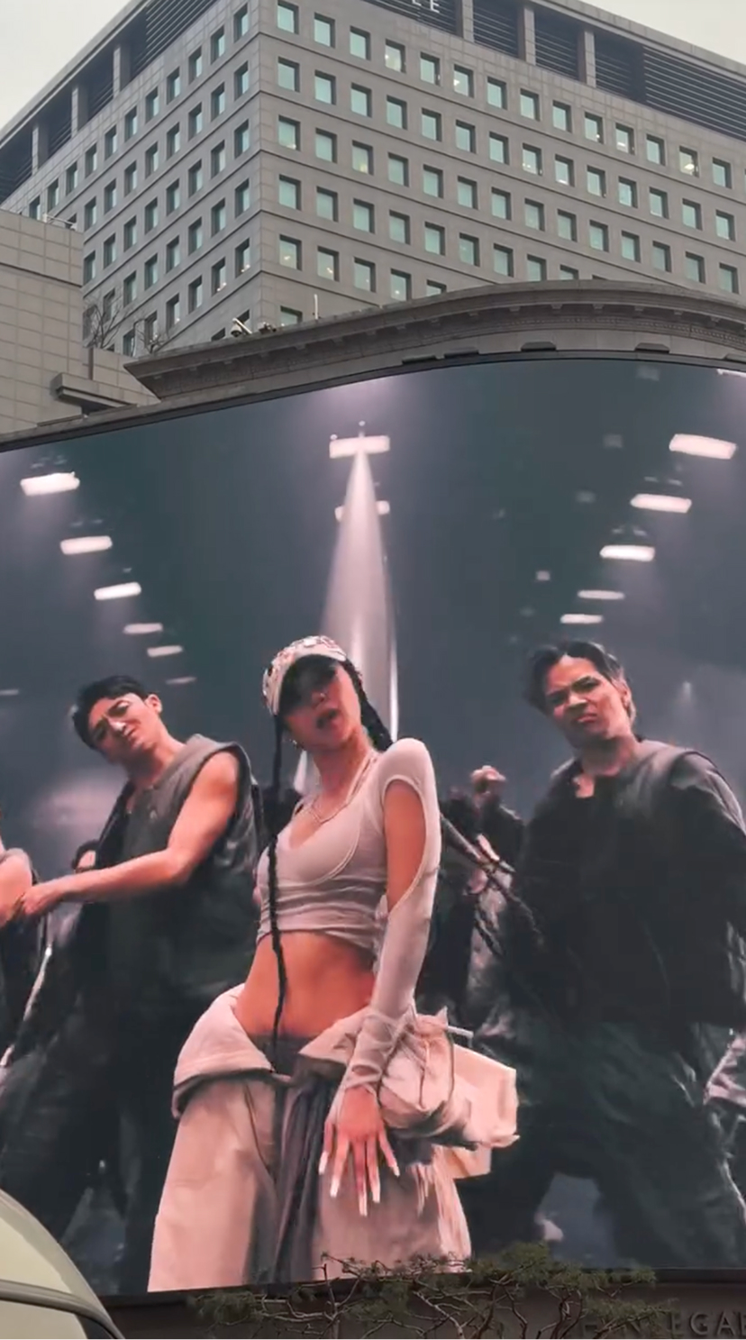 오늘 화제의 신백 전광판🏬💎제니 이미지