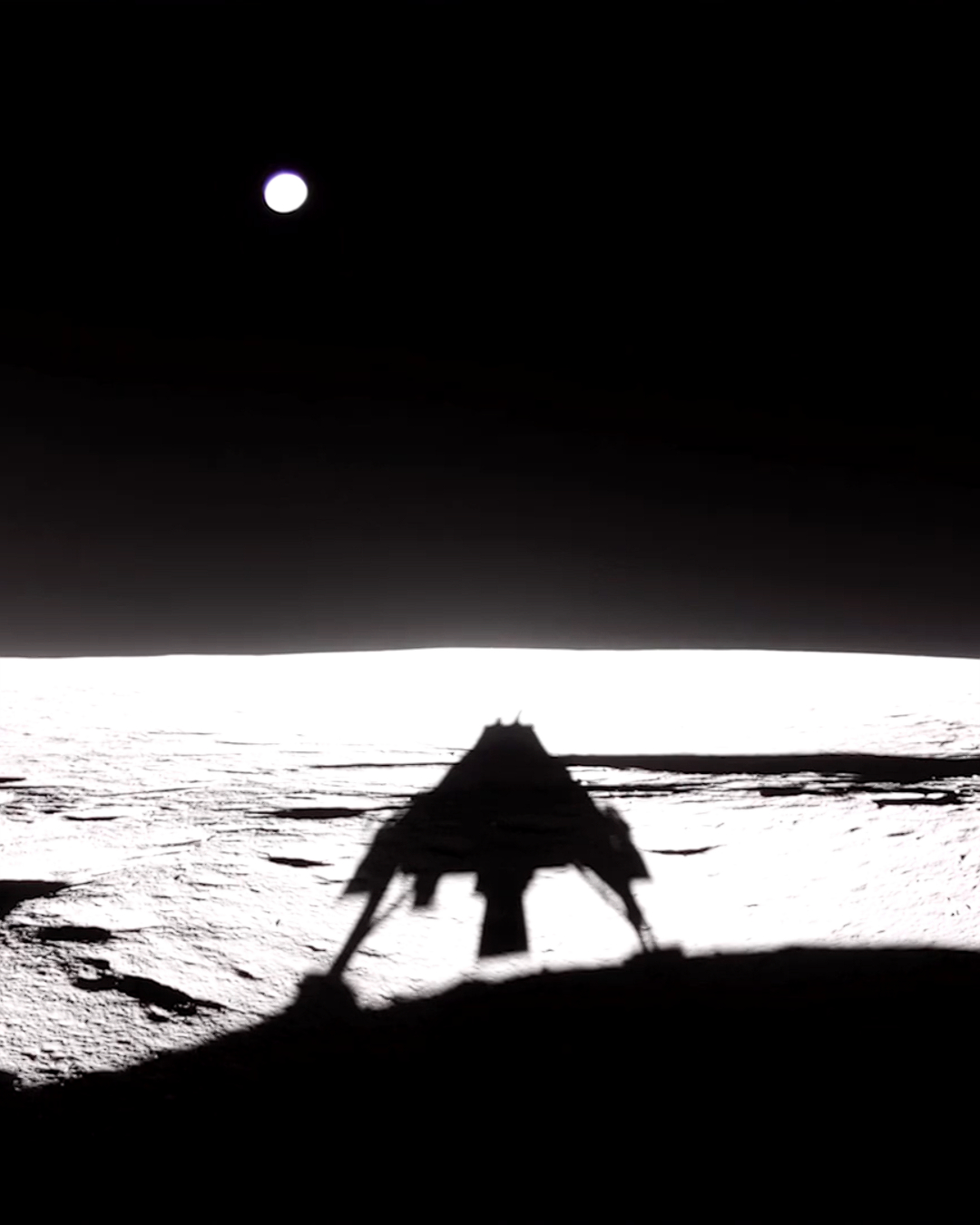 블루 고스트’가 보내온 역사적 장면

미국 민간 우주기업 파이어플라이 에어로스페이스의 달 착륙선 '블루 고스트'가 지난 3월 2일 달 앞면 북동쪽 '위난의 바다(마레 크리시움)'에 성공적으로 착륙했습니다.

착륙 순간 달 먼지가 솟아오르는 모습과 우주선의 그림자가 드리운 장면이 포착되었으며, 이 장면이 지구로 전송되었습니다. 블루 고스트는 앞으로 2주간 달 탐사를 진행하며, 방사선 내성 컴퓨터와 달 먼지 자동 제거 유리 등 10개의 장비를 활용해 연구를 수행할 예정입니다.

특히 3월 14일에는 개기월식 ‘붉은 달’을 고화질로 촬영할 계획이며, 이를 통해 달 탐사 연구에 중요한 데이터를 제공할 전망입니다. 이미지