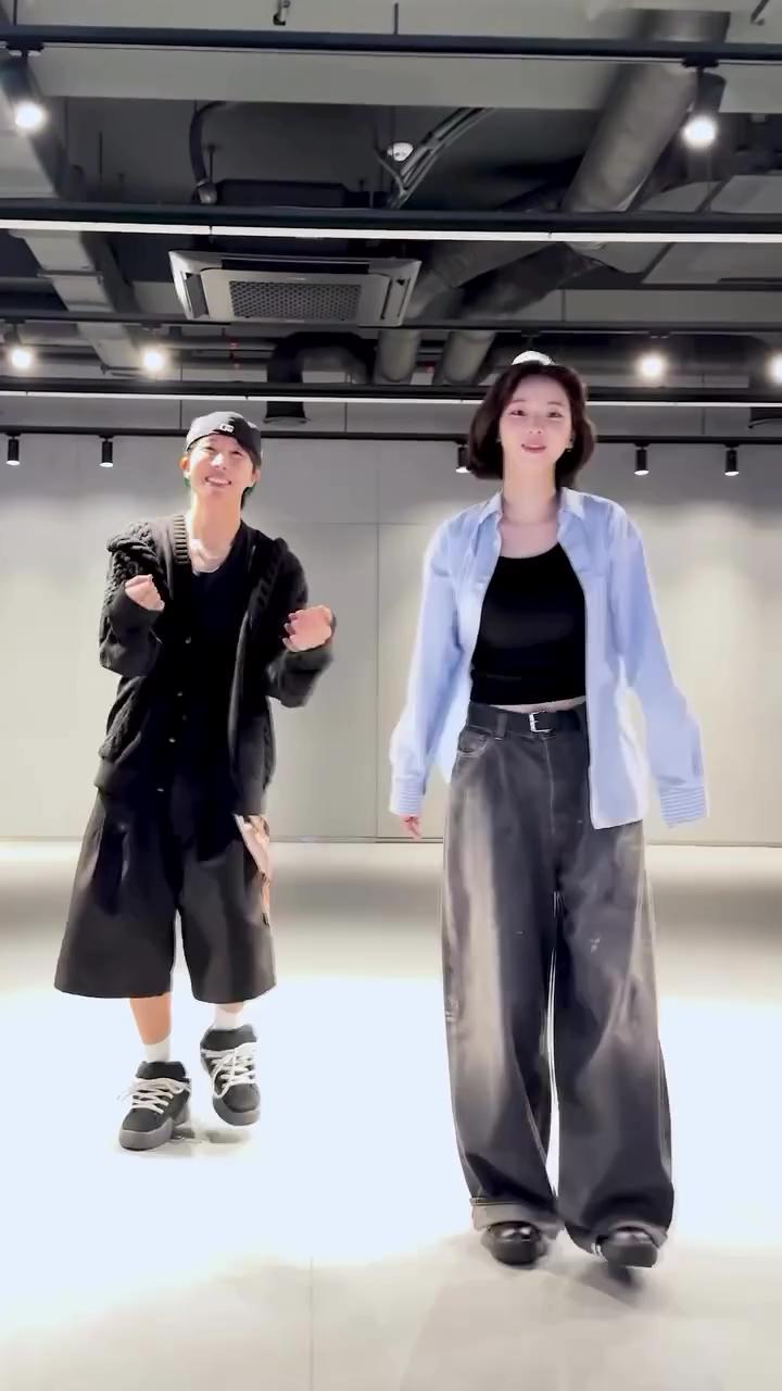 단발 카리나와 제이홉이라니…🩵🖤이 조합 너므 좋다 이미지