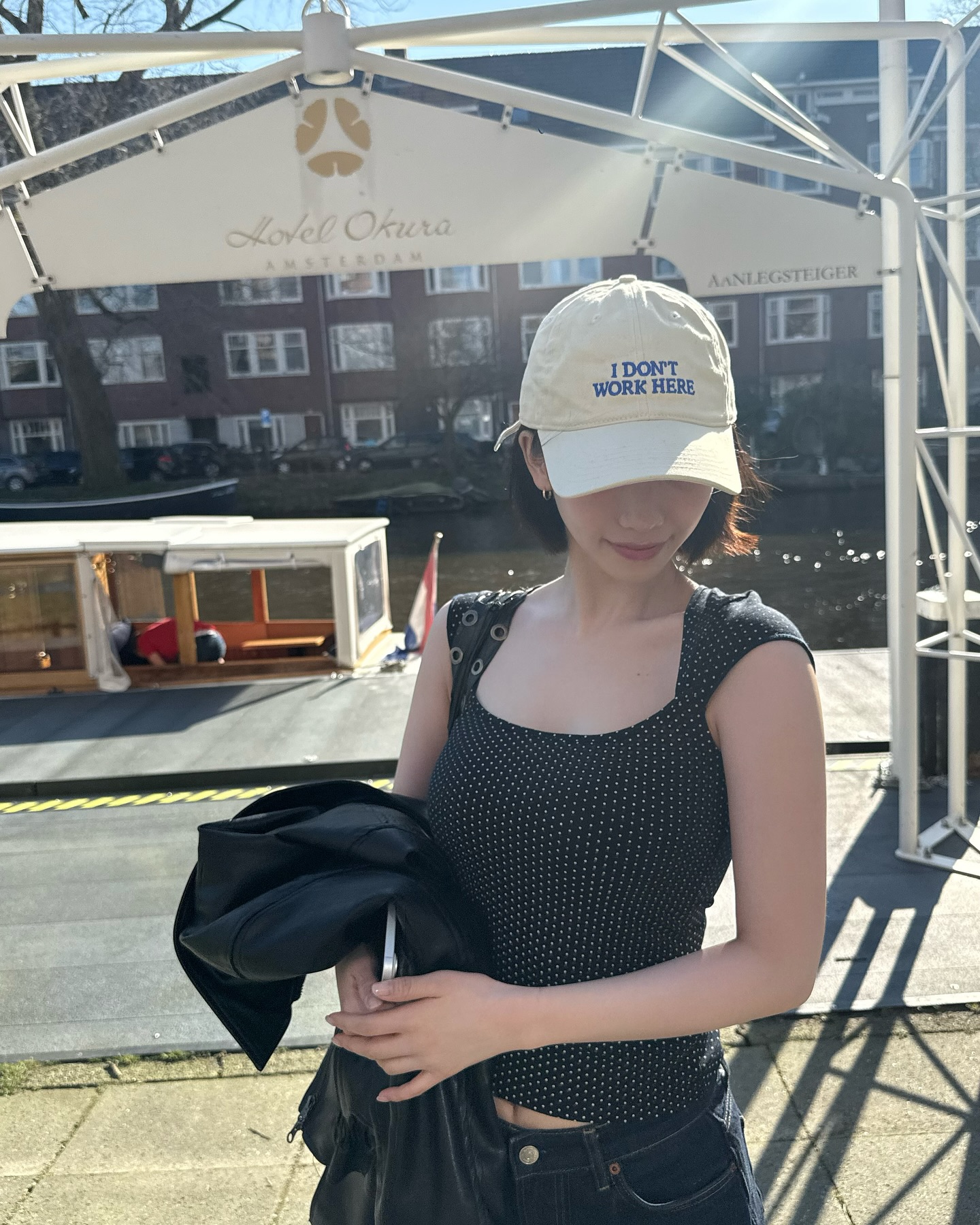 손민수하고 싶은 카리나 모자🧢

지난 주말, 카리나의 인스타그램에 새로운 게시물이 업로드되었습니다. 사진 속 카리나는 해외 일정 중 현지를 여행하는 모습이었는데요. 에디터의 눈에 띈 볼캡, 이거 참 탐나더라고요. 그래서 정보를 알아봤습니다!

- 브랜드명: IDEA
- 상품명: SORRY I DON'T WORK HERE (미안해요, 저는 여기서 일하지 않아요) 모자, 베이지
- 가격: £40.00 (한화 약 74,900원)

현재 품절 상태라 구매가 어렵지만, 다른 컬러는 아직 판매 중이니 참고하세요! 에디터와 함께 카리나 손민수에 도전해 보는 건 어떨까요? 마침 레터링 아이템 붐이 온 지금이 딱이니까요!☄️ 이미지7