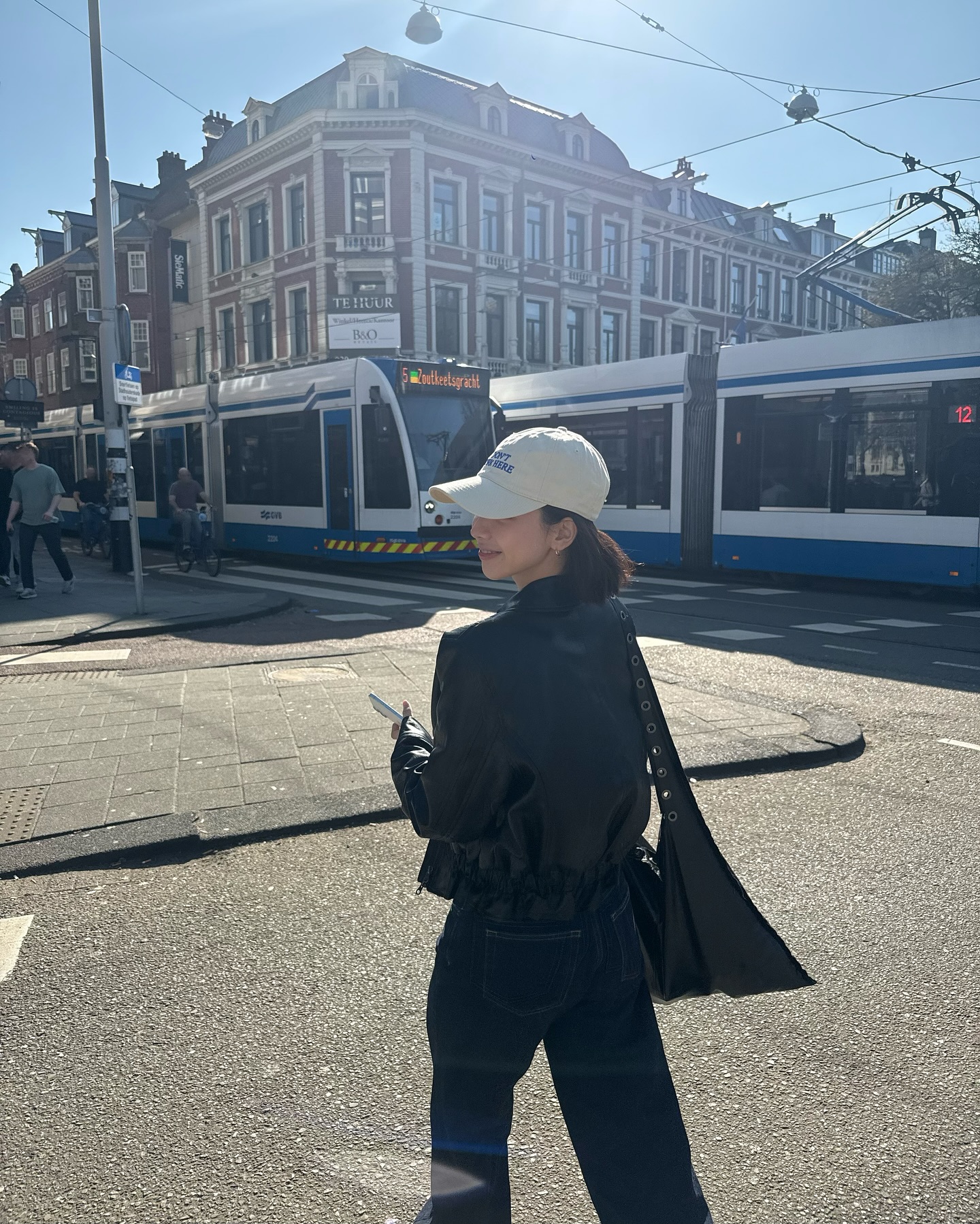 손민수하고 싶은 카리나 모자🧢

지난 주말, 카리나의 인스타그램에 새로운 게시물이 업로드되었습니다. 사진 속 카리나는 해외 일정 중 현지를 여행하는 모습이었는데요. 에디터의 눈에 띈 볼캡, 이거 참 탐나더라고요. 그래서 정보를 알아봤습니다!

- 브랜드명: IDEA
- 상품명: SORRY I DON'T WORK HERE (미안해요, 저는 여기서 일하지 않아요) 모자, 베이지
- 가격: £40.00 (한화 약 74,900원)

현재 품절 상태라 구매가 어렵지만, 다른 컬러는 아직 판매 중이니 참고하세요! 에디터와 함께 카리나 손민수에 도전해 보는 건 어떨까요? 마침 레터링 아이템 붐이 온 지금이 딱이니까요!☄️ 이미지6