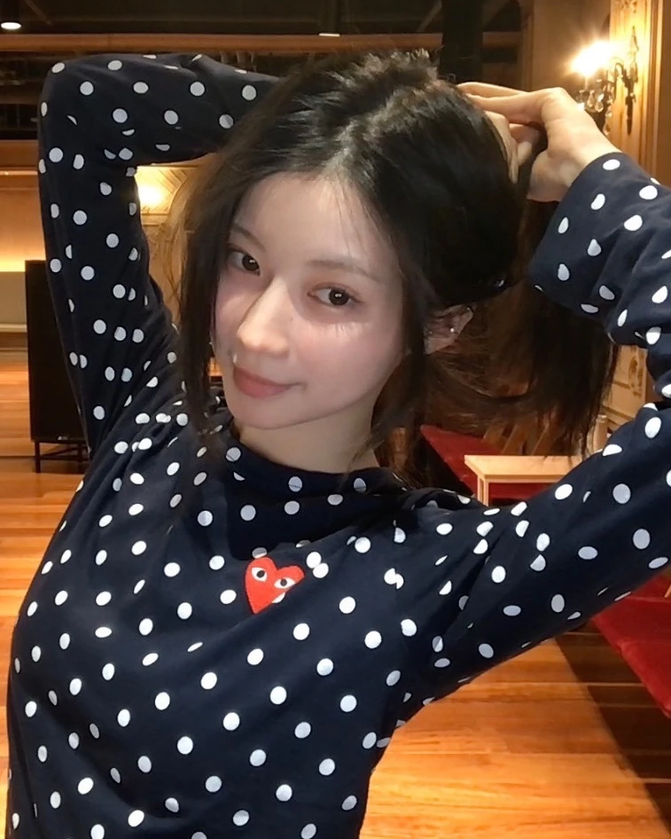 도트 패턴을 일상룩에 더하는 법
아이브 레이와 베이비몬스터 아사가 착붙으로 소화한 도트 패턴 티셔츠는 도트의 귀여운 매력을 이해하기에 적절한 사례죠. 그녀들이 착용한 제품은 플레이 꼼데가르송의 폴카 닷 티셔츠로 가격은 16만 5천원이에요.
한때 도트 패턴은 마이너한 패션 코드의 전유물로 여겨지기도 했죠. 여전히 땡땡이 무늬는 쉽게 소화하기 어려울 거라는 선입견이 존재합니다.
하지만 25년 도트 패턴은 올해 가장 떠오르는 트렌드 키워드인데요. 아이브 레이처럼 도트 패턴이 더해진 티셔츠를 선택하는 것도 도트 패턴을 즐기기에 좋은 방법입니다.
도트 무늬가 더해진 후디나 치마, 스타킹과 같은 아이템 하나만 룩에 더해도 그날의 스타일에 생기가 살아나는 걸 느낄 수 있을 거예요.
도트 패턴이 과감하고 레트로한 패션의 상징이라고요? 아니죠, 오히려 귀여운 매력을 더하는 치트키로 작용한답니다🎀 이미지5