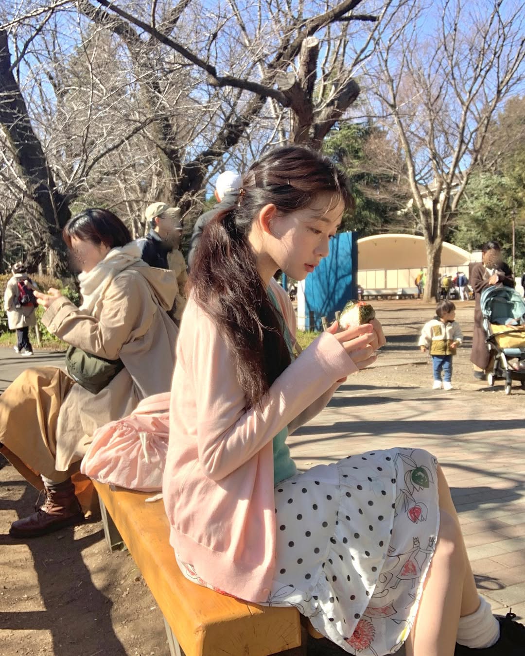 도트 패턴을 일상룩에 더하는 법

아이브 레이와 베이비몬스터 아사가 착붙으로 소화한 도트 패턴 티셔츠는 도트의 귀여운 매력을 이해하기에 적절한 사례죠. 그녀들이 착용한 제품은 플레이 꼼데가르송의 폴카 닷 티셔츠로 가격은 16만 5천원이에요.

한때 도트 패턴은 마이너한 패션 코드의 전유물로 여겨지기도 했죠. 여전히 땡땡이 무늬는 쉽게 소화하기 어려울 거라는 선입견이 존재합니다.

하지만 25년 도트 패턴은 올해 가장 떠오르는 트렌드 키워드인데요. 아이브 레이처럼 도트 패턴이 더해진 티셔츠를 선택하는 것도 도트 패턴을 즐기기에 좋은 방법입니다.

도트 무늬가 더해진 후디나 치마, 스타킹과 같은 아이템 하나만 룩에 더해도 그날의 스타일에 생기가 살아나는 걸 느낄 수 있을 거예요. 

도트 패턴이 과감하고 레트로한 패션의 상징이라고요? 아니죠, 오히려 귀여운 매력을 더하는 치트키로 작용한답니다🎀 이미지1