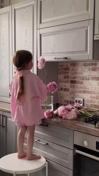 딸 낳으면 이런 게 좋지🤍
앙증맞게 꽃 꽂는 공주님👸 이미지