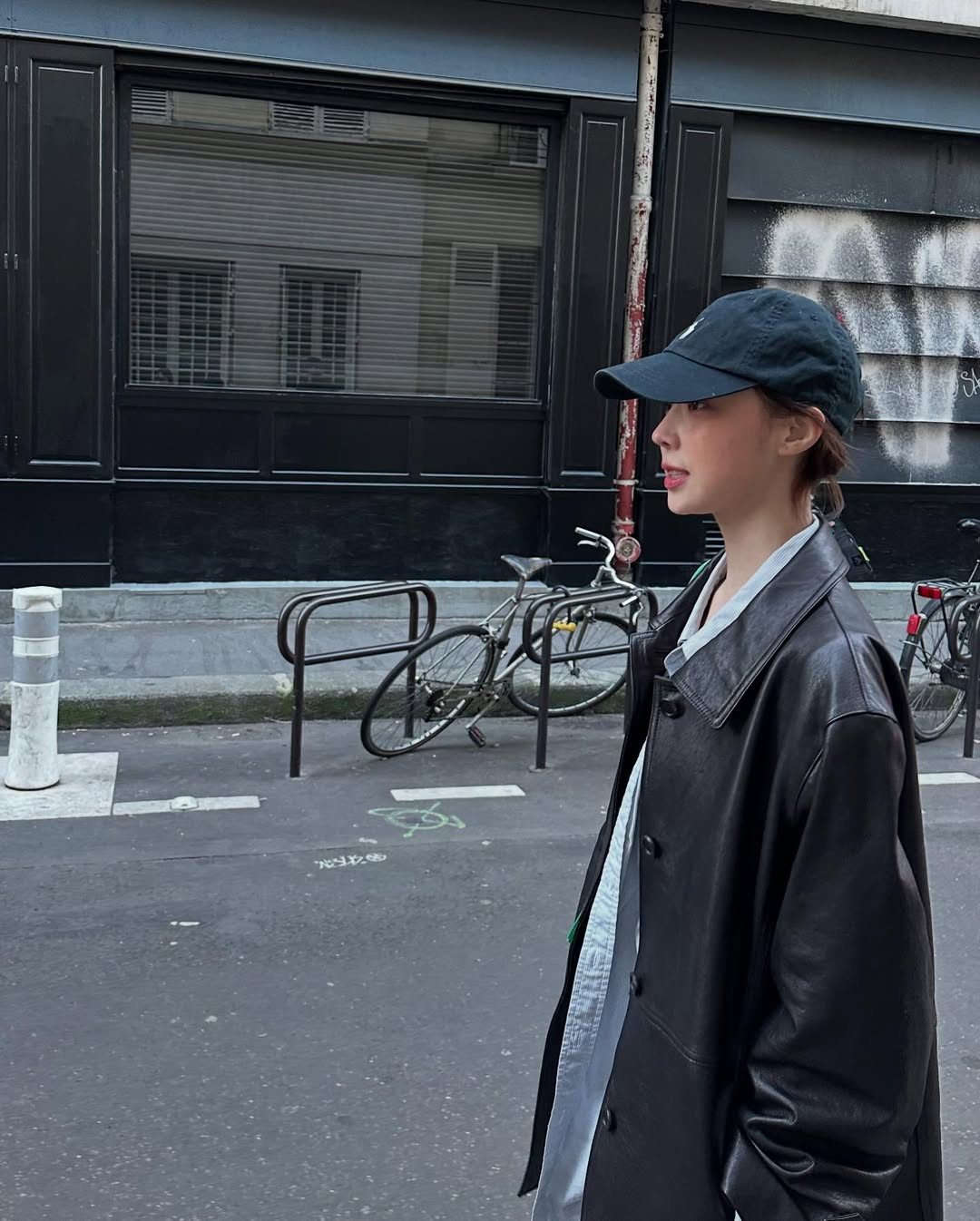 유럽에서 포착된 그녀들의 일상룩📸

패션위크를 맞아 다양한 셀럽이 유럽 지역을 방문하고 있어요. 일정을 마치고 난 후 그녀들의 찐 일상룩은 어떨까요?

바로 3가지 아우터를 활용해 일상룩을 선보였는데요. 테일러드 자켓부터 여행지 단골 아이템 가죽자켓 그리고 캐주얼한 후디까지. 주로 편안하면서 여유로운 실루엣의 아우터 종류가 눈에 띄었습니다.

유럽 여행갈 때 꾸안꾸 룩을 원한다면 참고해도 좋을 아우터입니다✨ 이미지