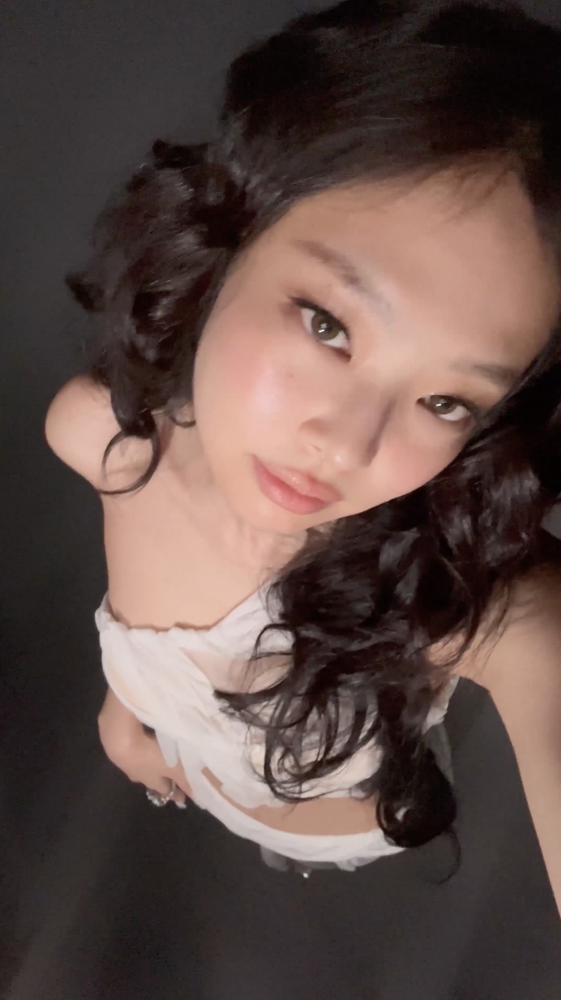 제니가 자주하는 누디 메이크업💄
누디한 컬러로 은은한 고급짐 더하기✨ 이미지