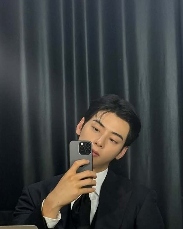 남자는 수트VS데이트는 캐주얼 룩

짝꿍 없는 사람 손~!🙋‍♀️ 화이트 데이인지도 모르고 지나갈 뻔한 당신을 위해, 보는 것만으로 달달 치사량 한도 초과하는 꽃미남을 모아왔어요.

화이트 데이를 기념해 한껏 차려입은 수트 착장 VS 여기저기 놀러 다닐 수 있는 편안한 꾸안꾸 룩! 어떤 쪽이 더 마음에 드시나요?

어떤 쪽이든 상상의 날개를 펼쳐도 좋아요. 상상만으로 달달 지수가 높아지는 것 같으니까요🍬 이미지7