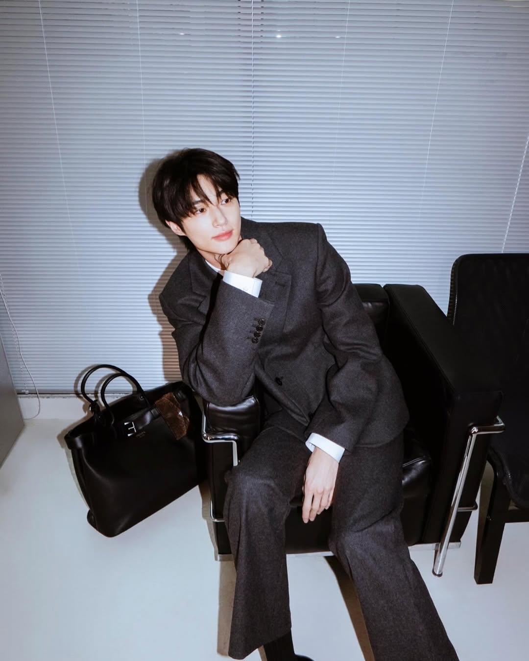 남자는 수트VS데이트는 캐주얼 룩

짝꿍 없는 사람 손~!🙋‍♀️ 화이트 데이인지도 모르고 지나갈 뻔한 당신을 위해, 보는 것만으로 달달 치사량 한도 초과하는 꽃미남을 모아왔어요.

화이트 데이를 기념해 한껏 차려입은 수트 착장 VS 여기저기 놀러 다닐 수 있는 편안한 꾸안꾸 룩! 어떤 쪽이 더 마음에 드시나요?

어떤 쪽이든 상상의 날개를 펼쳐도 좋아요. 상상만으로 달달 지수가 높아지는 것 같으니까요🍬 이미지3