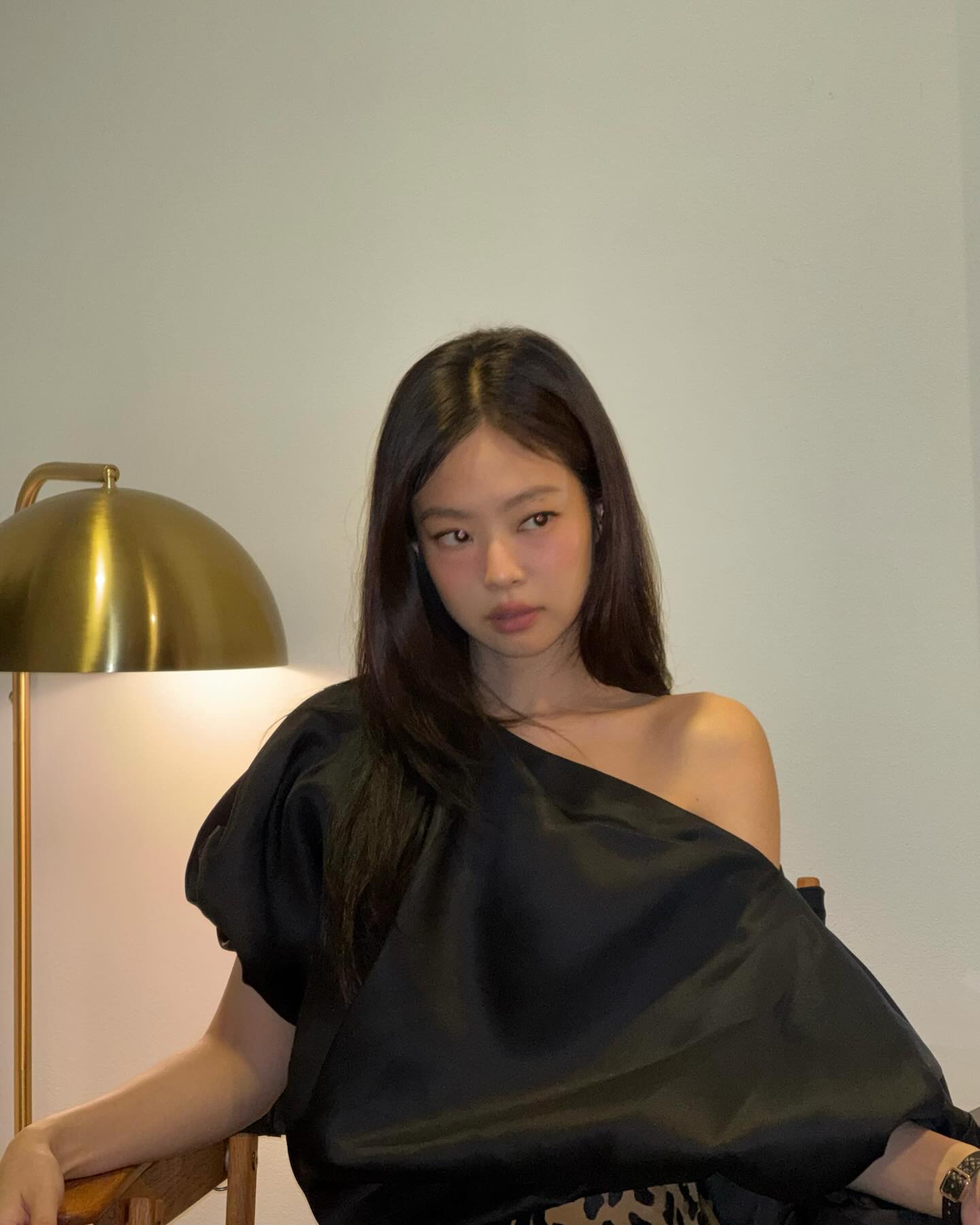 제니 따라 레이어드 컷 열풍! ✂️✨

최근 제니가 선보인 레이어드 컷 스타일이 다시 큰 인기를 얻고 있습니다. 자연스럽게 흘러내리는 레이어드 컷은 둥근 얼굴형의 여백을 줄여주는 효과가 있죠. 

스타일리시하면서도 세련된 무드까지 살릴 수 있는 트렌디한 레이어드 컷 헤어, 도전해 볼 준비됐나요? 이미지