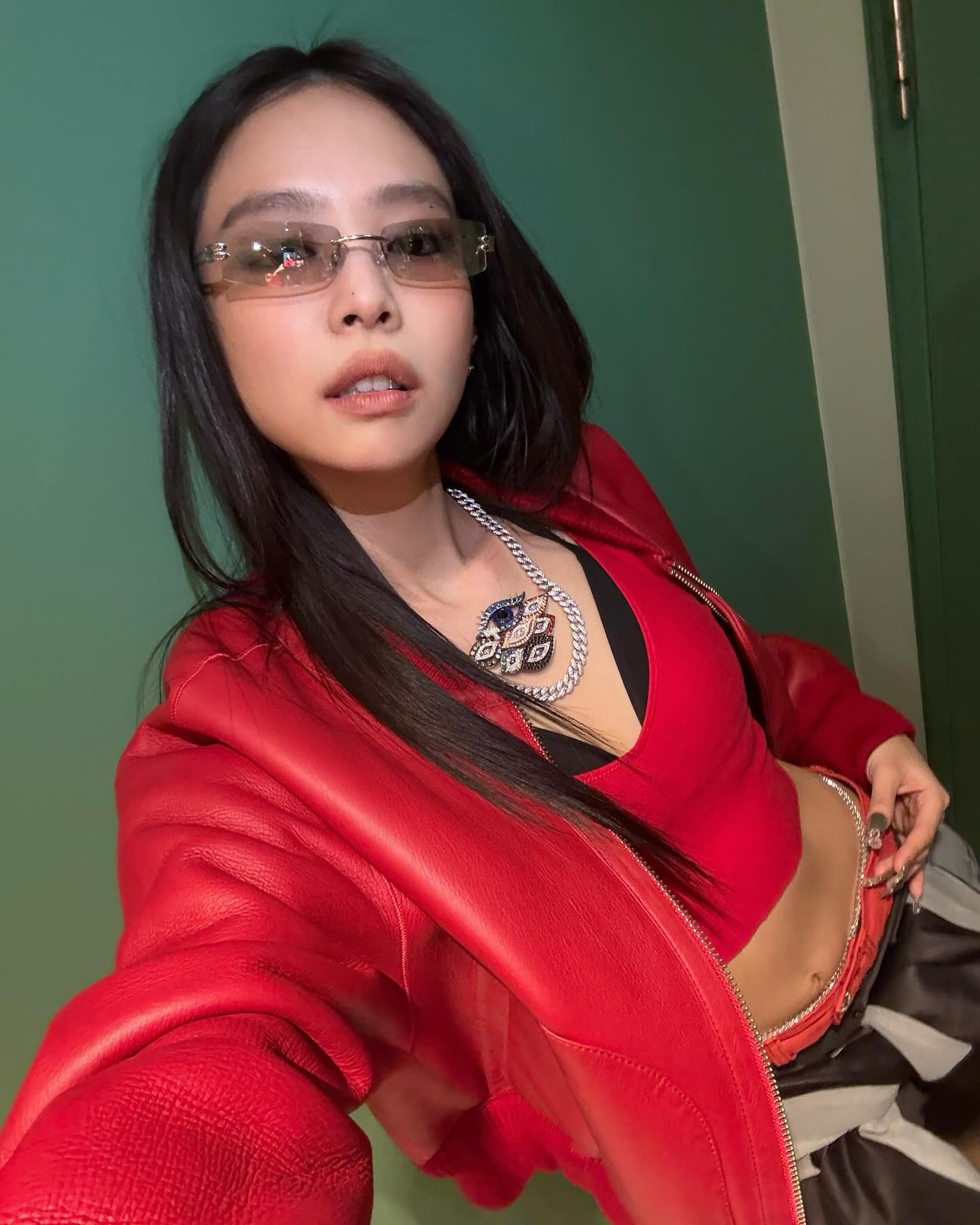핫걸들의 공통 패션팁❤️‍🔥
은근히 살짝 보이는 언더웨어로 더 핫하게🔥 이미지6