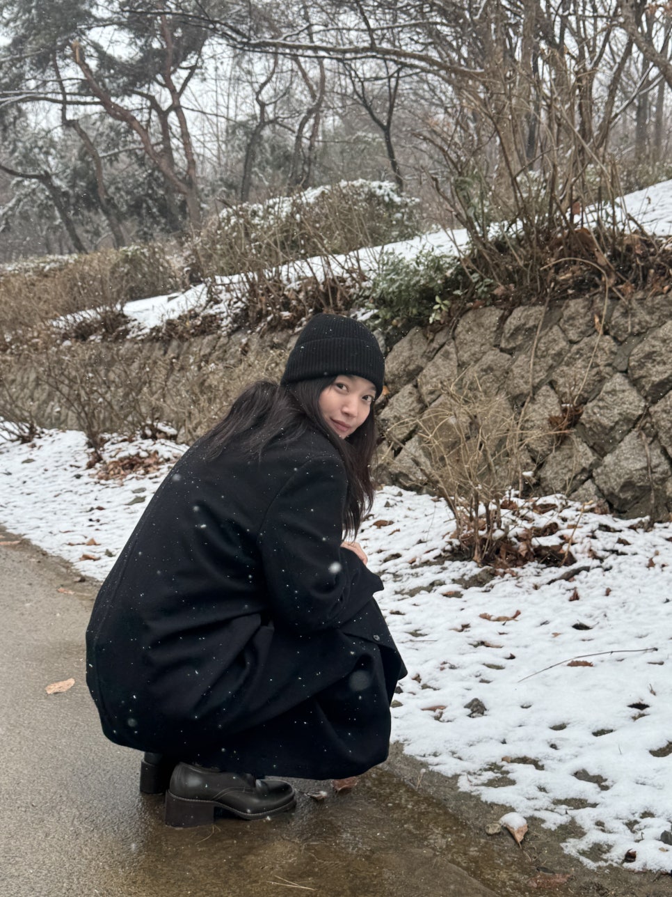 민아언니도 든 휘뚤마뚤 템🥐

최근, 블로그를 통해 일상을 보여주고 있는 신민아. 패션 아이콘답게 그녀가 직접 공유한 일상 스타일이 벌써부터 화제를 모으고 있습니다. 특히 많은 분들이 궁금해하셨던 가방! 바로 르메르(Lemaire) 포춘백 미니였습니다.

르메르의 대표적인 크루아상백 라인에서 파생된 디자인으로, 기존 크루아상백보다 짧아진 스트랩과 더욱 컴팩트한 실루엣이 특징인데요. 부드러운 곡선이 돋보이는 디자인 덕분에 미니멀하면서도 우아한 무드를 연출할 수 있습니다.

신민아가 선택한 제품은 로스티드 피칸(Roasted Pecan) 컬러로 추정되는데요. 따뜻한 브라운 톤이 겨울 룩과 자연스럽게 어우러지며 세련된 분위기를 더해 줍니다.

사이즈는 기본 사이즈와 미니, 두 가지로 출시되며, 신민아가 착용한 미니 사이즈는 가로 28cm, 높이 19cm, 폭 8cm로 일상에서 간편하게 들고 다니기 좋은 크기입니다. 내부에는 카드홀더, 지갑, 에어팟, 차 키 등 필수 소지품을 보관할 수 있는 공간이 마련되어 있어 실용성까지 갖추고 있죠.

가격은 미니 사이즈 기준 149만 원, 일반 사이즈는 200만 원대로 형성되어 있습니다. 명품 가방 중에서는 비교적 합리적인 가격대라 입문용으로도 좋은 선택이 될 수 있겠네요. 하지만 인기 컬러는 빠르게 품절되는 경우가 많아 구하기가 쉽지 않다고 합니다.

신민아뿐만 아니라 패셔니스타 차정원도 착용했던 가방으로, 심플하면서도 고급스러운 무드를 원하는 분들에게 추천할 만한 아이템입니다. 베이직하면서도 유니크한 매력을 가진 르메르 포춘백 미니, 여러분의 취향에는 어떠신가요? 😊 이미지