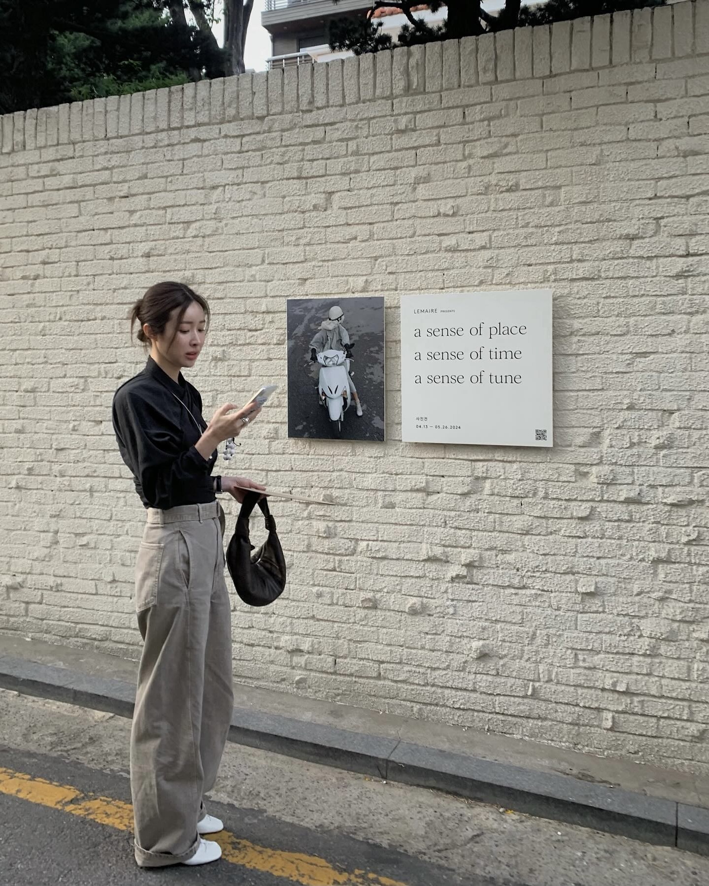 민아언니도 든 휘뚤마뚤 템🥐

최근, 블로그를 통해 일상을 보여주고 있는 신민아. 패션 아이콘답게 그녀가 직접 공유한 일상 스타일이 벌써부터 화제를 모으고 있습니다. 특히 많은 분들이 궁금해하셨던 가방! 바로 르메르(Lemaire) 포춘백 미니였습니다.

르메르의 대표적인 크루아상백 라인에서 파생된 디자인으로, 기존 크루아상백보다 짧아진 스트랩과 더욱 컴팩트한 실루엣이 특징인데요. 부드러운 곡선이 돋보이는 디자인 덕분에 미니멀하면서도 우아한 무드를 연출할 수 있습니다.

신민아가 선택한 제품은 로스티드 피칸(Roasted Pecan) 컬러로 추정되는데요. 따뜻한 브라운 톤이 겨울 룩과 자연스럽게 어우러지며 세련된 분위기를 더해 줍니다.

사이즈는 기본 사이즈와 미니, 두 가지로 출시되며, 신민아가 착용한 미니 사이즈는 가로 28cm, 높이 19cm, 폭 8cm로 일상에서 간편하게 들고 다니기 좋은 크기입니다. 내부에는 카드홀더, 지갑, 에어팟, 차 키 등 필수 소지품을 보관할 수 있는 공간이 마련되어 있어 실용성까지 갖추고 있죠.

가격은 미니 사이즈 기준 149만 원, 일반 사이즈는 200만 원대로 형성되어 있습니다. 명품 가방 중에서는 비교적 합리적인 가격대라 입문용으로도 좋은 선택이 될 수 있겠네요. 하지만 인기 컬러는 빠르게 품절되는 경우가 많아 구하기가 쉽지 않다고 합니다.

신민아뿐만 아니라 패셔니스타 차정원도 착용했던 가방으로, 심플하면서도 고급스러운 무드를 원하는 분들에게 추천할 만한 아이템입니다. 베이직하면서도 유니크한 매력을 가진 르메르 포춘백 미니, 여러분의 취향에는 어떠신가요? 😊 이미지