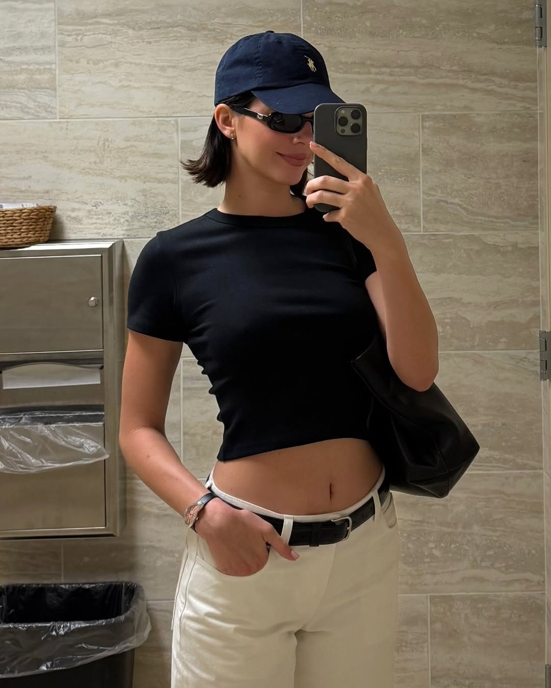 나만 켄달한테 눈 갔어?👀

어제 켄달 제너가 카일리 & 티모시 커플과 지인과 함께 경기장을 찾았습니다. 모두가 카일리 & 티모시 커플을 주목하고 있을 때, 에디터는 켄달의 미니멀하면서도 따라 해 보고 싶은 패션에 시선이 빼앗겼는데요.
켄달의 시선 강탈 룩 정보를 알아봤습니다.

- 폴로 랄프 로렌 볼캡 (네이비)
- 빈티지 구찌 선글라스
- 까르띠에 크래쉬 워치 (살몬 다이얼)

3가지 아이템 중 2가지는 희소성 있는 아이템이라 구하기가 어렵지만, 가지고 있는 아이템 중 비슷한 것으로 매치해 따라 해 볼 만한 룩이죠. 따뜻해진 날씨, 봄나들이에 켄달 제너의 시선 강탈 룩을 따라 해 보는 것은 어떨까요? 이미지