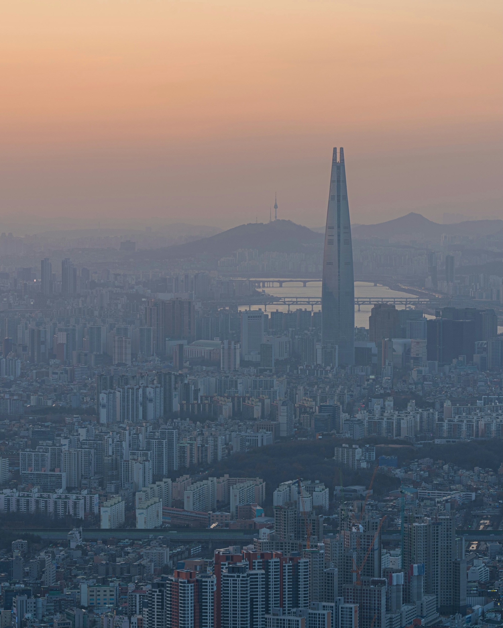 공기 '매우 나쁨' 마스크 필수😷

전국적으로 미세먼지가 짙은 가운데, 오후부터는 고비사막과 내몽골고원에서 발원한 황사까지 추가로 유입되면서 대기질이 최악 수준으로 악화될 전망입니다.

특히 수도권, 충청, 영남 등에서 초미세먼지 농도가 높고, 밤사이 전국적으로 황사가 퍼질 것으로 보입니다.

13일과 14일에는 몽골 동쪽에서 추가 황사가 발생해 국내로 유입되면서 인천, 세종, 충청 등 일부 지역에서는 미세먼지가 ‘매우 나쁨’ 수준까지 치솟겠습니다. 수도권과 제주에도 ‘나쁨’ 단계가 지속될 예정이며, 초미세먼지도 수도권·충청·호남 지역을 중심으로 악화될 것으로 보입니다.

한편, 수도권과 강원 내륙·산지에는 오후부터, 제주에는 낮부터 비가 내리겠지만 강수량이 적어 미세먼지를 씻어내기에는 역부족입니다. 강원 동해안은 건조한 날씨에 강풍까지 불면서 대형 화재 위험도 커지고 있어 각별한 주의가 필요합니다. 이미지