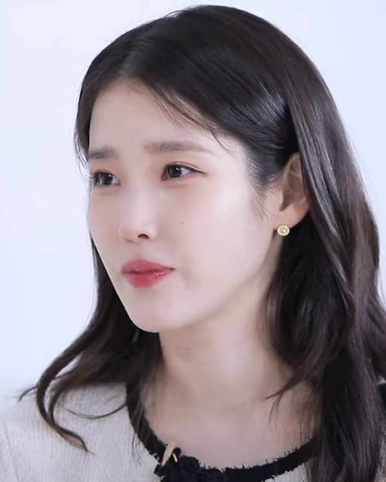 10만 원대 아이유 봄 가디건🌸

장도연이 진행하는 살롱드립에 출연한 아이유! 그녀가 입고 나온 가디건은 방영 하루 만에 여러 플랫폼에서 구매 대기 행렬을 만들었죠. 또 작지만 존재감 확실한 골드 이어링도 어느 브랜드 제품인지 궁금증을 자아냈습니다.

- 기준(kijun) 크로셰 니트 자켓 아이보리 컬러 16만 8천 원
- 아르튀스 베르트랑(arthusbertrand) 옐로 골드 로얄 스터드 이어링 250만 원대

아이유가 입은 꽃 장식 가디건을 보니 곧 봄이 오긴 오나 봄🌷 이미지5