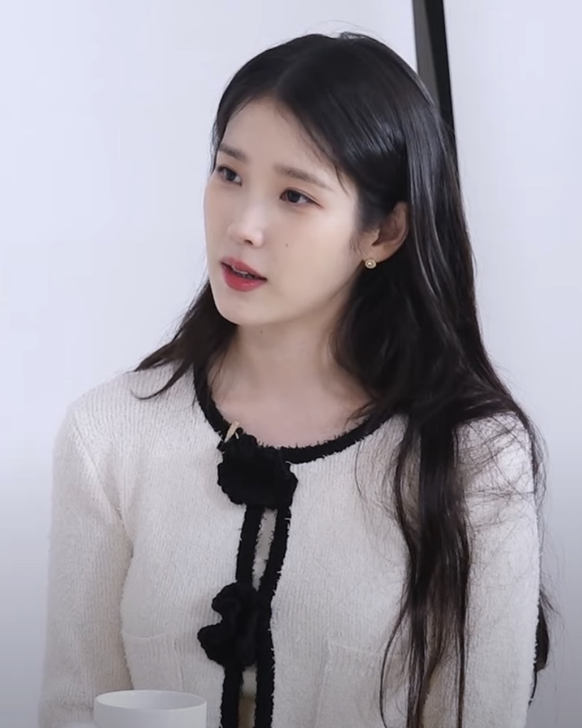 10만 원대 아이유 봄 가디건🌸

장도연이 진행하는 살롱드립에 출연한 아이유! 그녀가 입고 나온 가디건은 방영 하루 만에 여러 플랫폼에서 구매 대기 행렬을 만들었죠. 또 작지만 존재감 확실한 골드 이어링도 어느 브랜드 제품인지 궁금증을 자아냈습니다.

- 기준(kijun) 크로셰 니트 자켓 아이보리 컬러 16만 8천 원
- 아르튀스 베르트랑(arthusbertrand) 옐로 골드 로얄 스터드 이어링 250만 원대

아이유가 입은 꽃 장식 가디건을 보니 곧 봄이 오긴 오나 봄🌷 이미지3