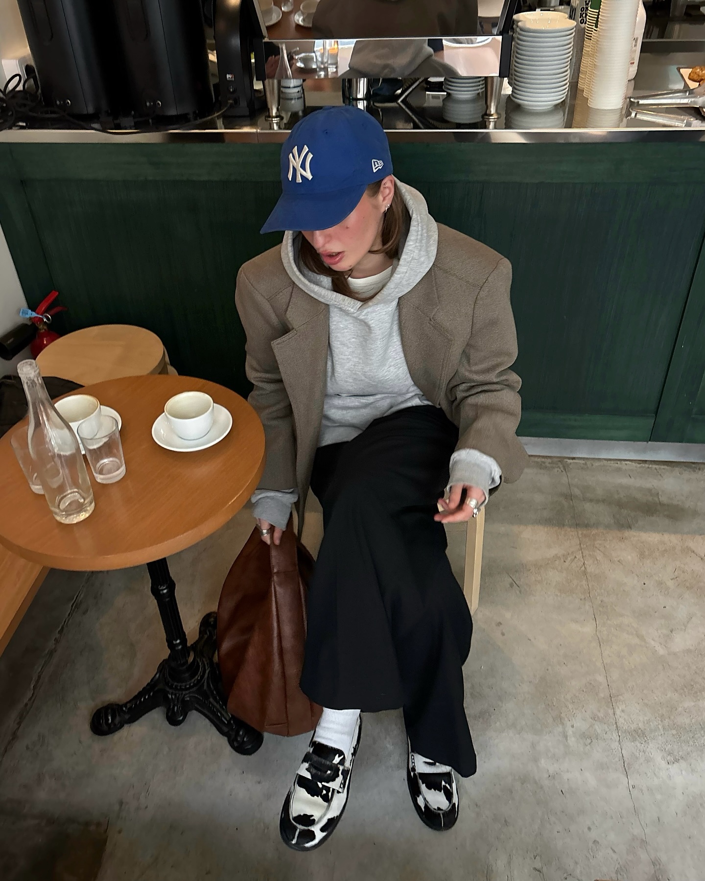 지금 입기 딱인 블레이저 코디법🖤
편한 팬츠와 매치하여 꾸안꾸 코디 완성✨ 이미지4