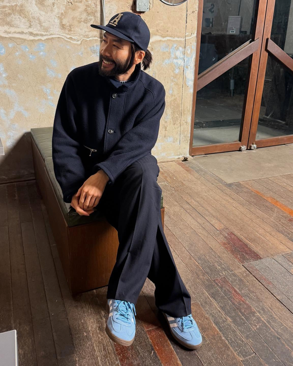 옷 잘입는 코리아 존윅의 스니커 모먼트🧔‍♀️👟

깔끔하면서 개성있는 룩에 스니커 컬러 포인트를 잘 주는 홍철이형!

• 아이템 리스트
- 아디다스 핸드볼 스페지알
- 뉴발란스 x 디스이즈네버댓 M1000 메탈릭 실버 레드
- 아디다스 가젤 인도어 갖신 클라우드 화이트 코어 화이트
- 뉴발란스 991v2 메이드 인 UK 다즐링 블루
- 푸마 스피드캣 OG 블랙 화이트

털보형 스타일은 독보적🔥 이미지