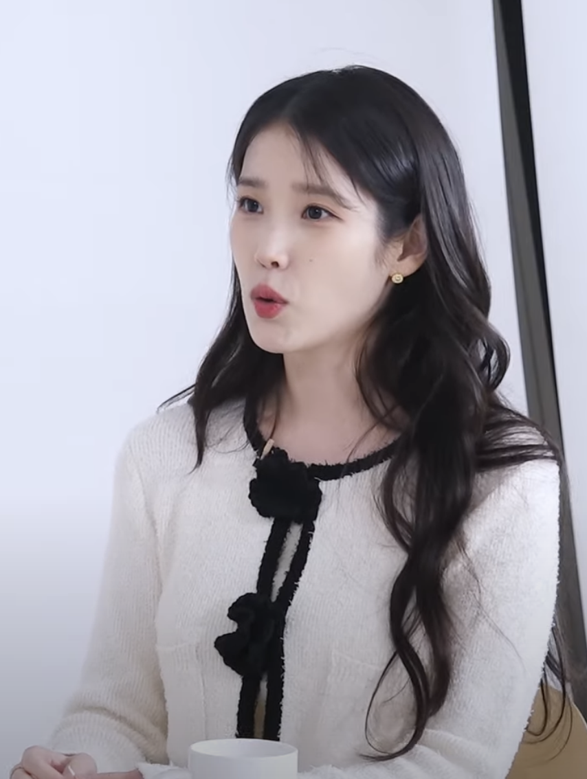 10만 원대 아이유 봄 가디건🌸

장도연이 진행하는 살롱드립에 출연한 아이유! 그녀가 입고 나온 가디건은 방영 하루 만에 여러 플랫폼에서 구매 대기 행렬을 만들었죠. 또 작지만 존재감 확실한 골드 이어링도 어느 브랜드 제품인지 궁금증을 자아냈습니다.

- 기준(kijun) 크로셰 니트 자켓 아이보리 컬러 16만 8천 원
- 아르튀스 베르트랑(arthusbertrand) 옐로 골드 로얄 스터드 이어링 250만 원대

아이유가 입은 꽃 장식 가디건을 보니 곧 봄이 오긴 오나 봄🌷 이미지2