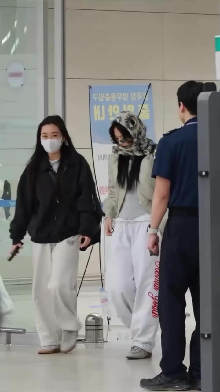제니언니 방금 한국 @도착✈️🩶
항공점퍼에 샤넬 백 & 샤넬 선글라스🖤아이템 전부 예쁜데요?! 이미지